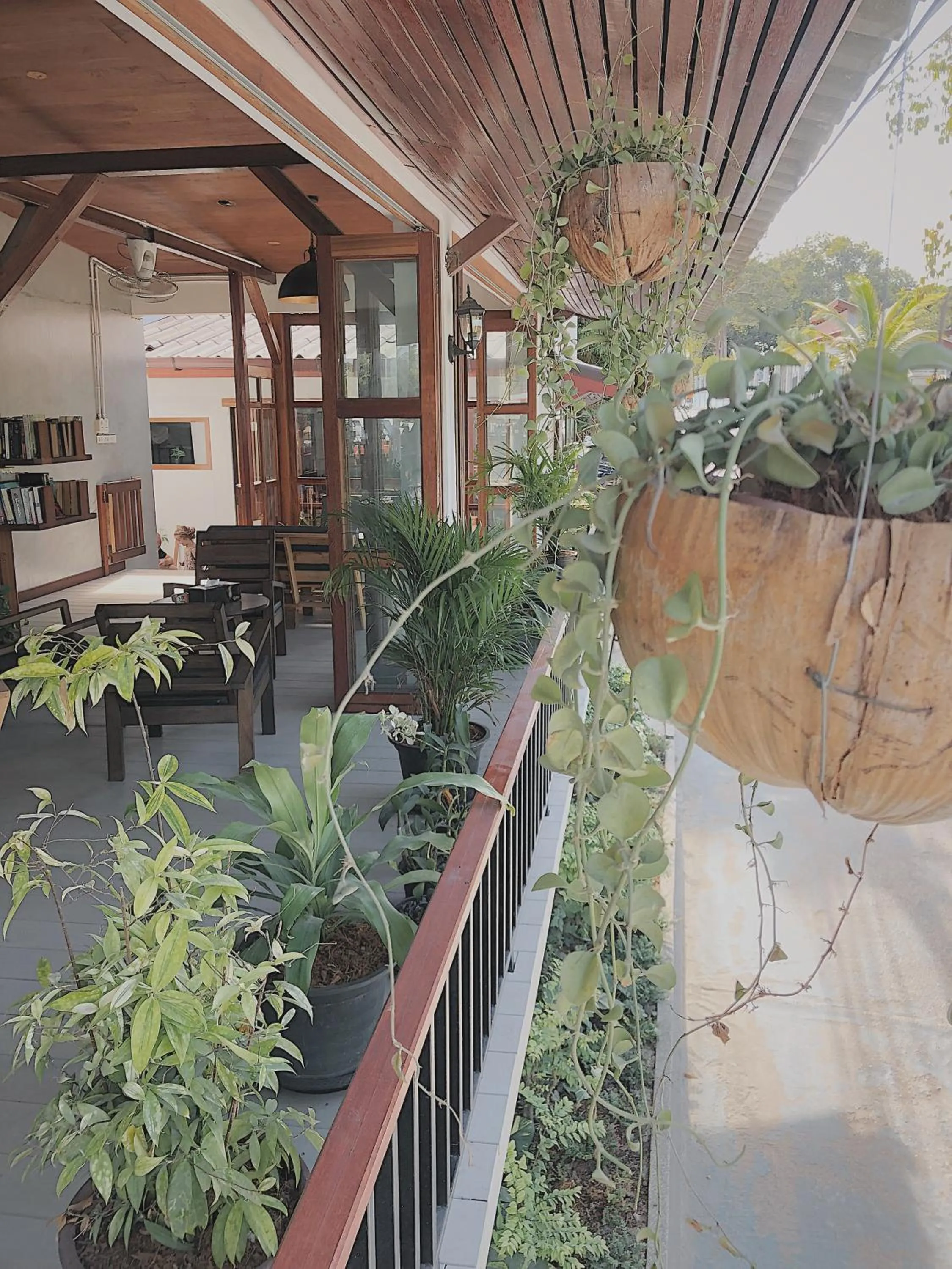 Lounge or bar in The Reef Hotel & Studios