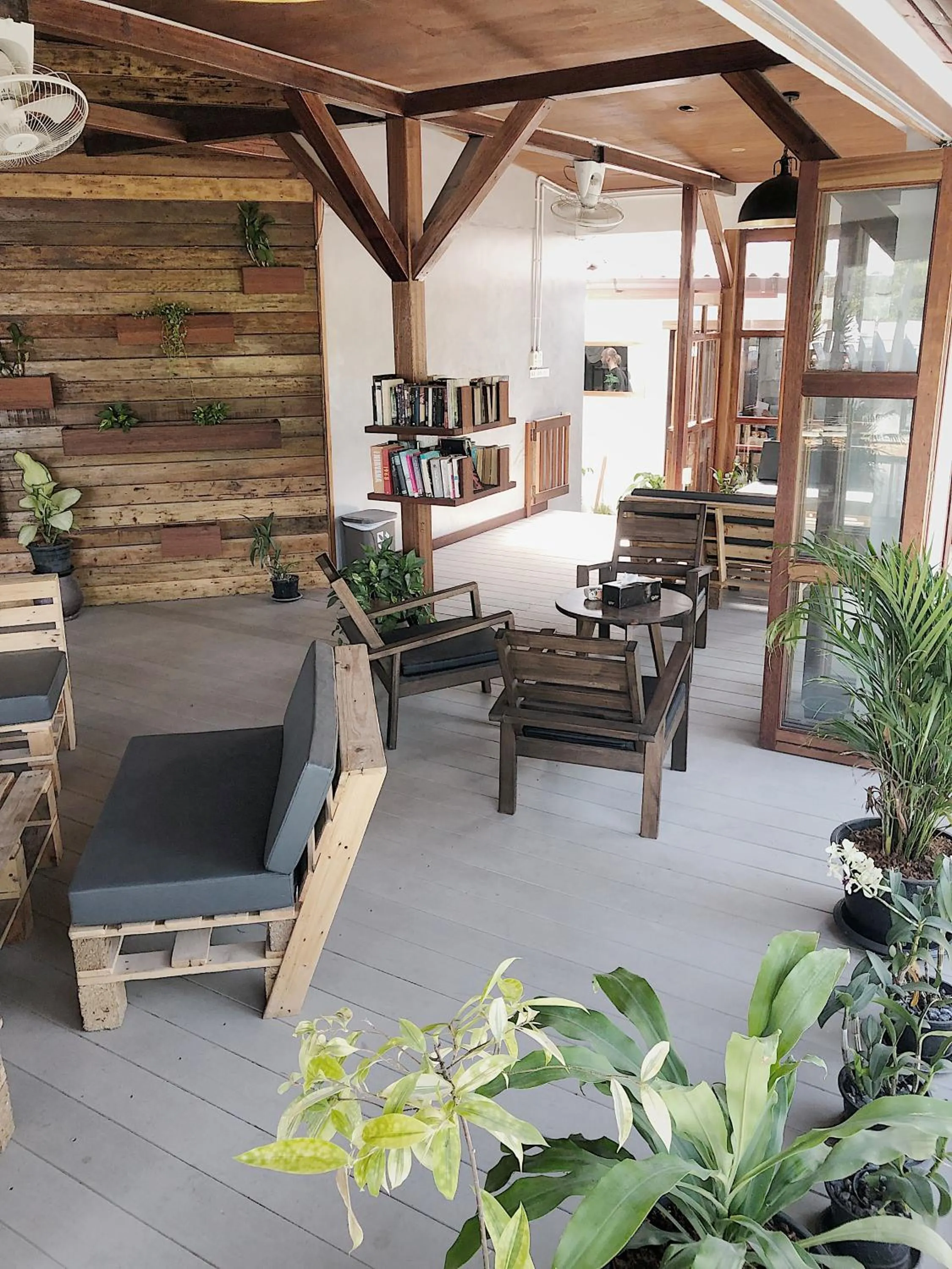 Lounge or bar in The Reef Hotel & Studios