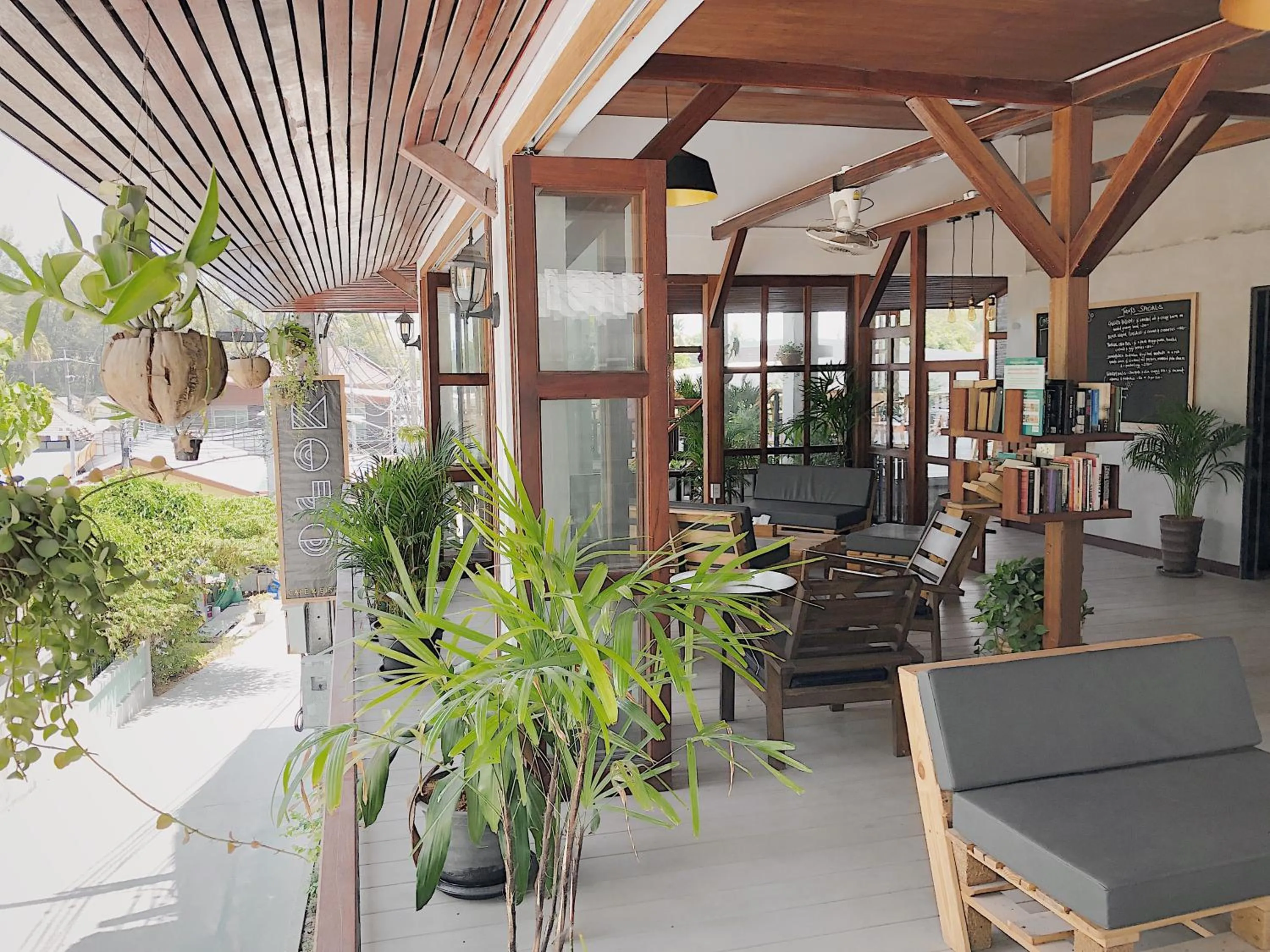 Lounge or bar in The Reef Hotel & Studios