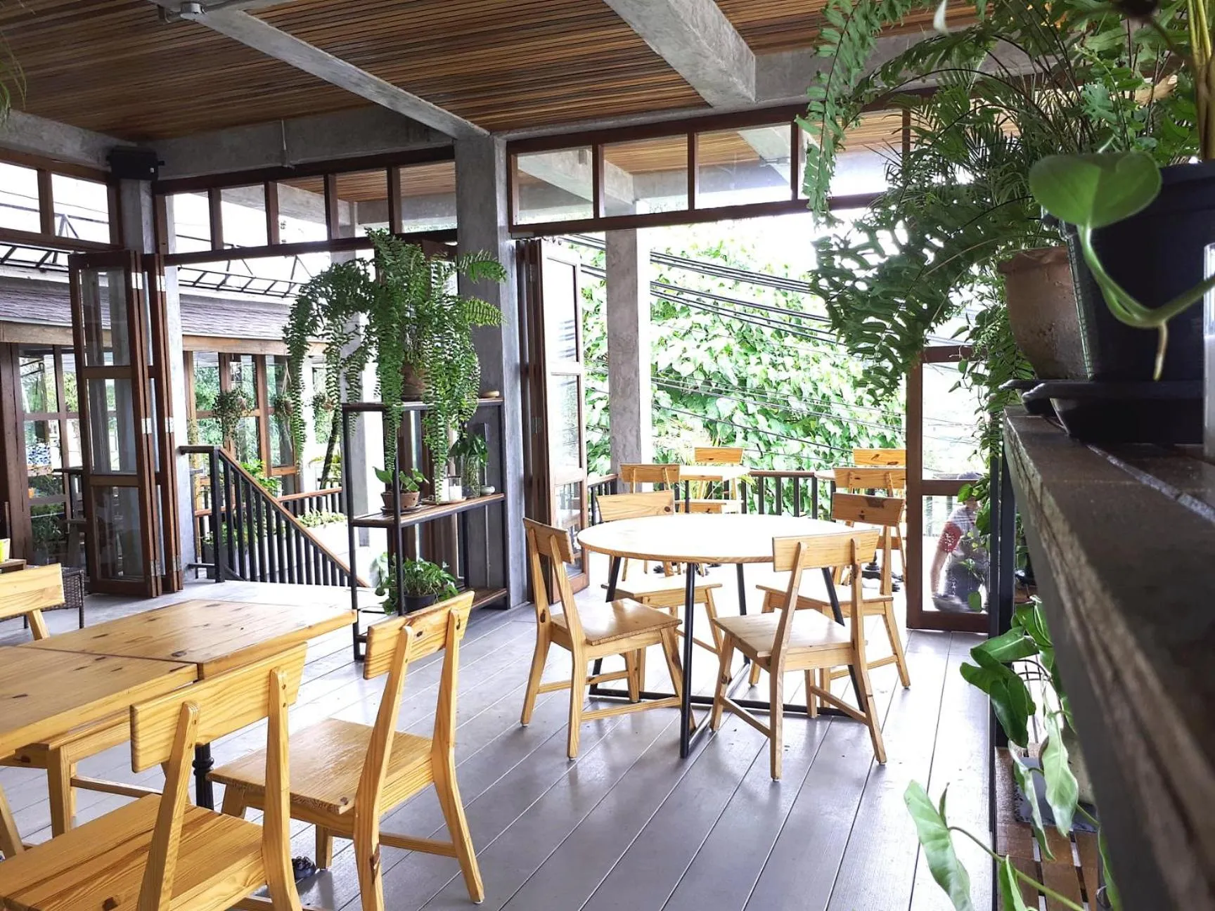 Restaurant/places to eat in The Reef Hotel & Studios