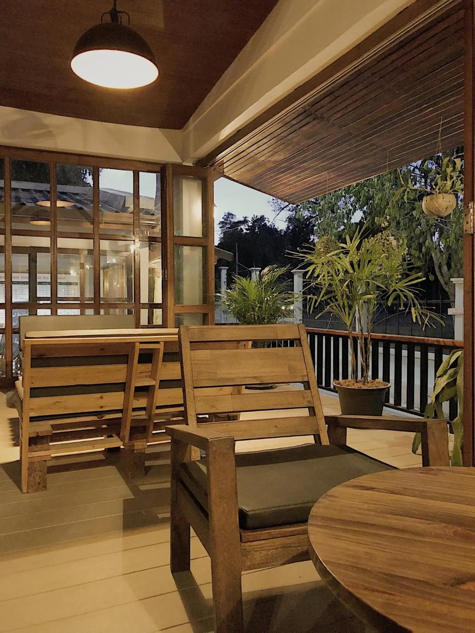 Lounge or bar in The Reef Hotel & Studios