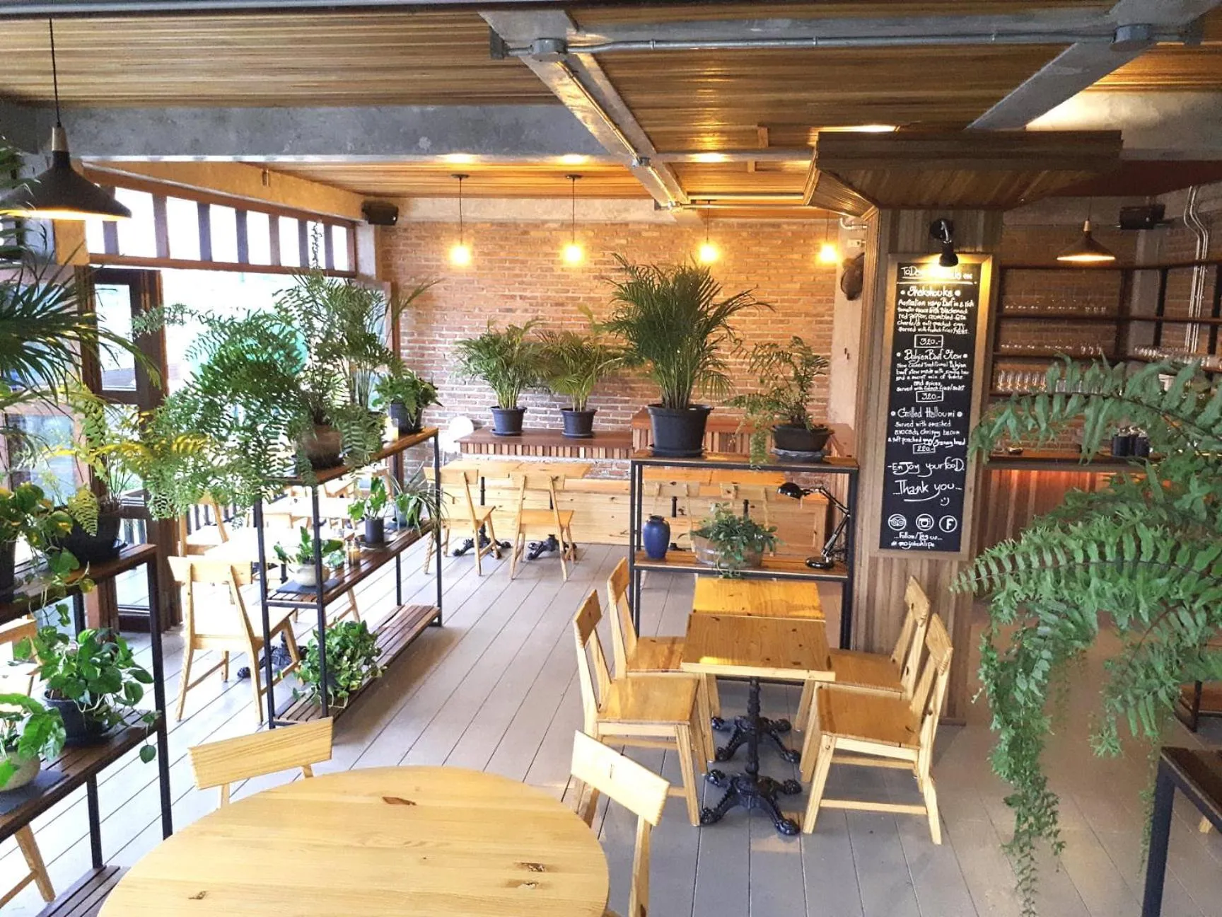 Restaurant/places to eat in The Reef Hotel & Studios