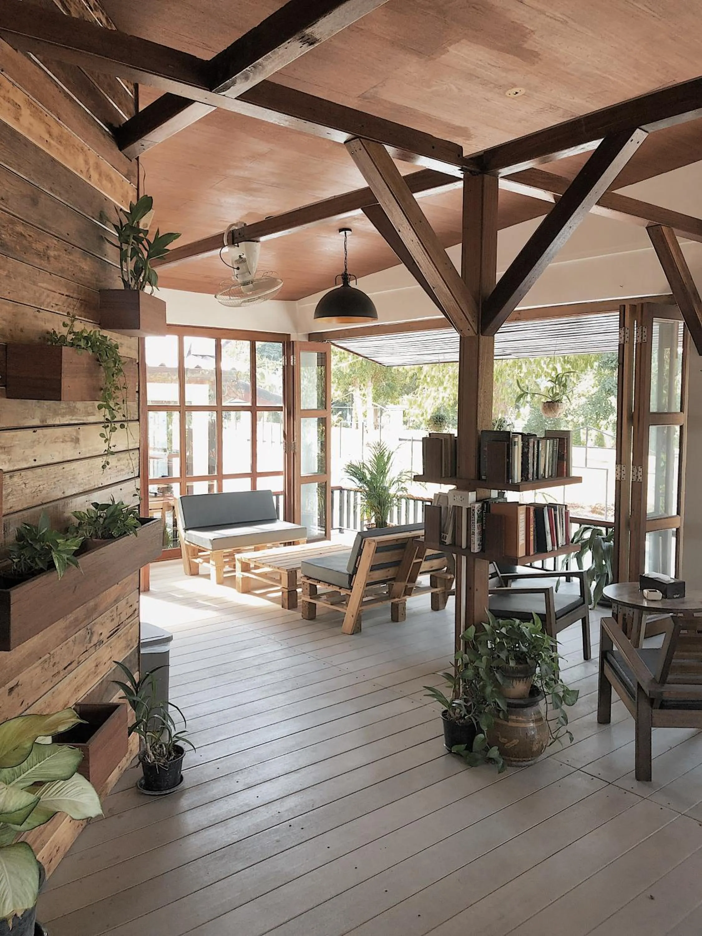 Lounge or bar in The Reef Hotel & Studios