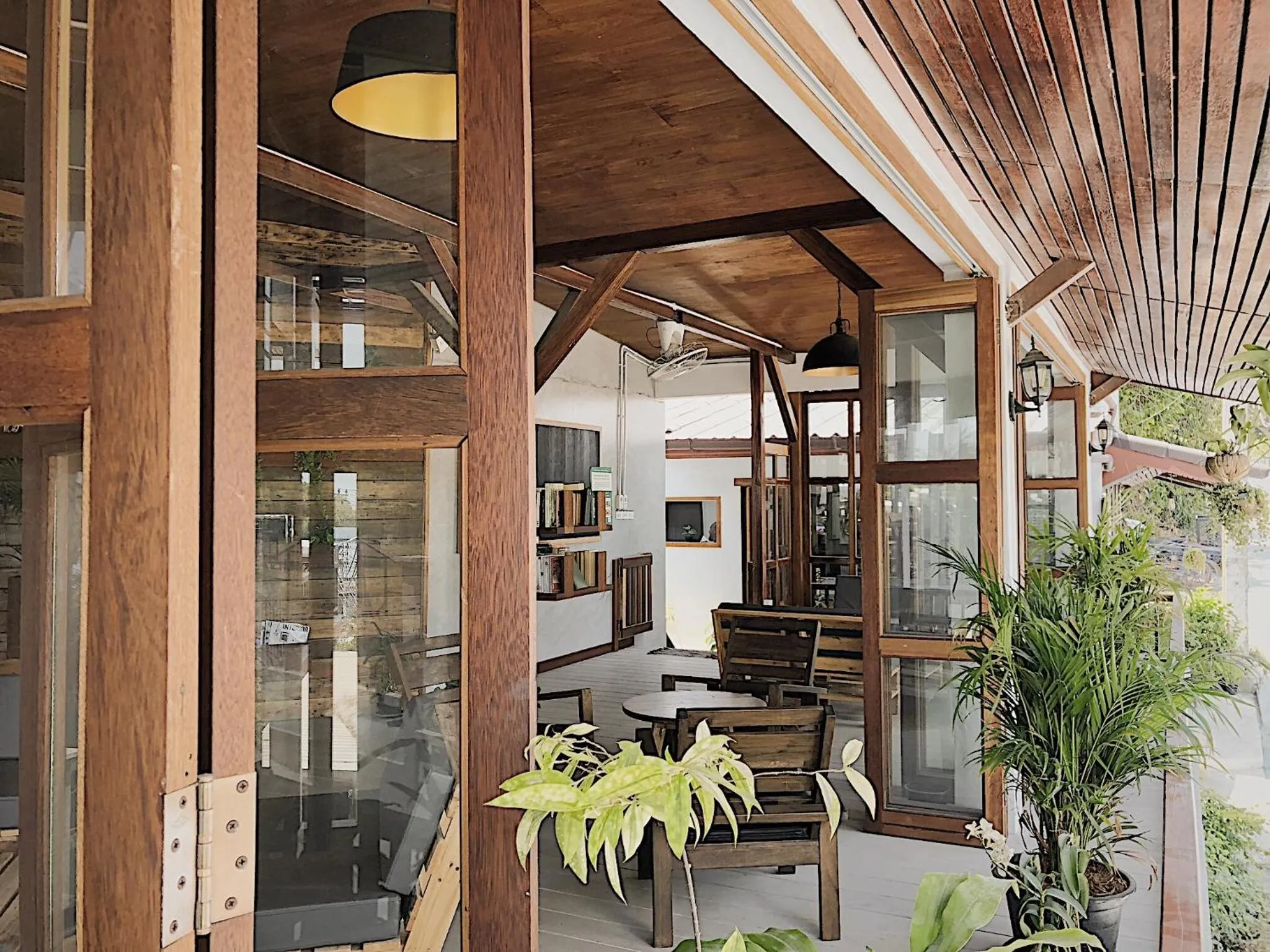 Lounge or bar in The Reef Hotel & Studios