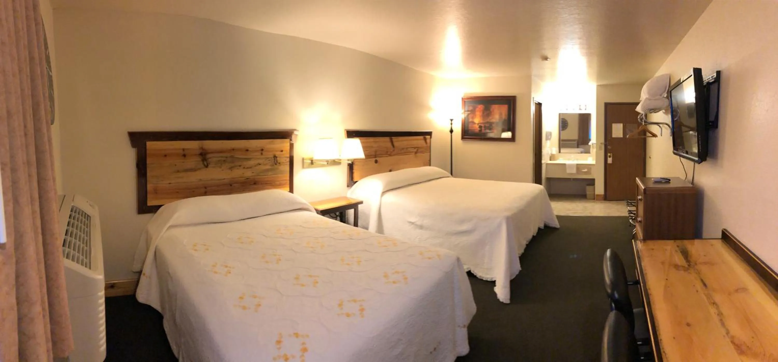 Bed in Yellowstone Village Inn and Suites
