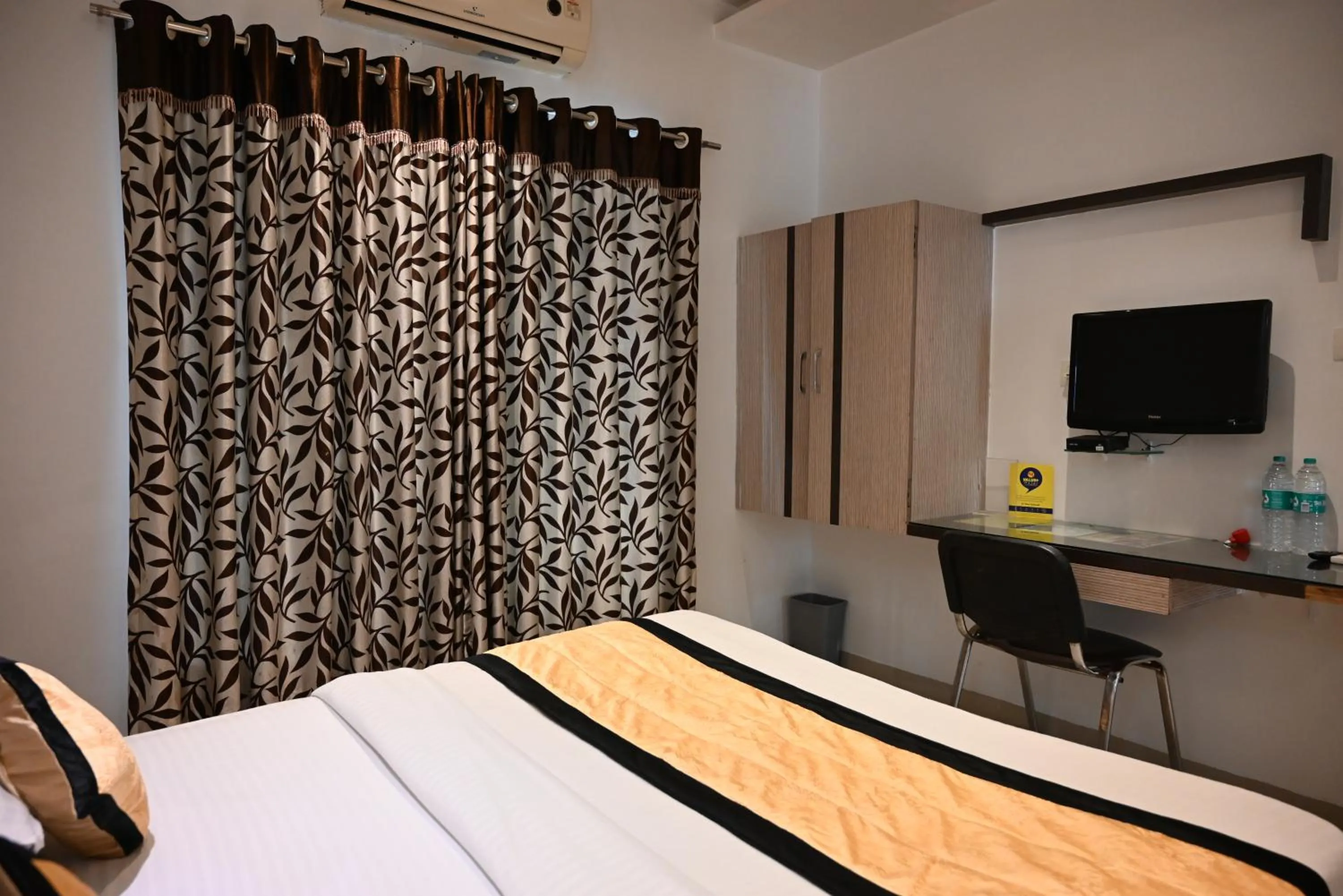 Property building, Bed in Hotel Shradha Saburi Palace