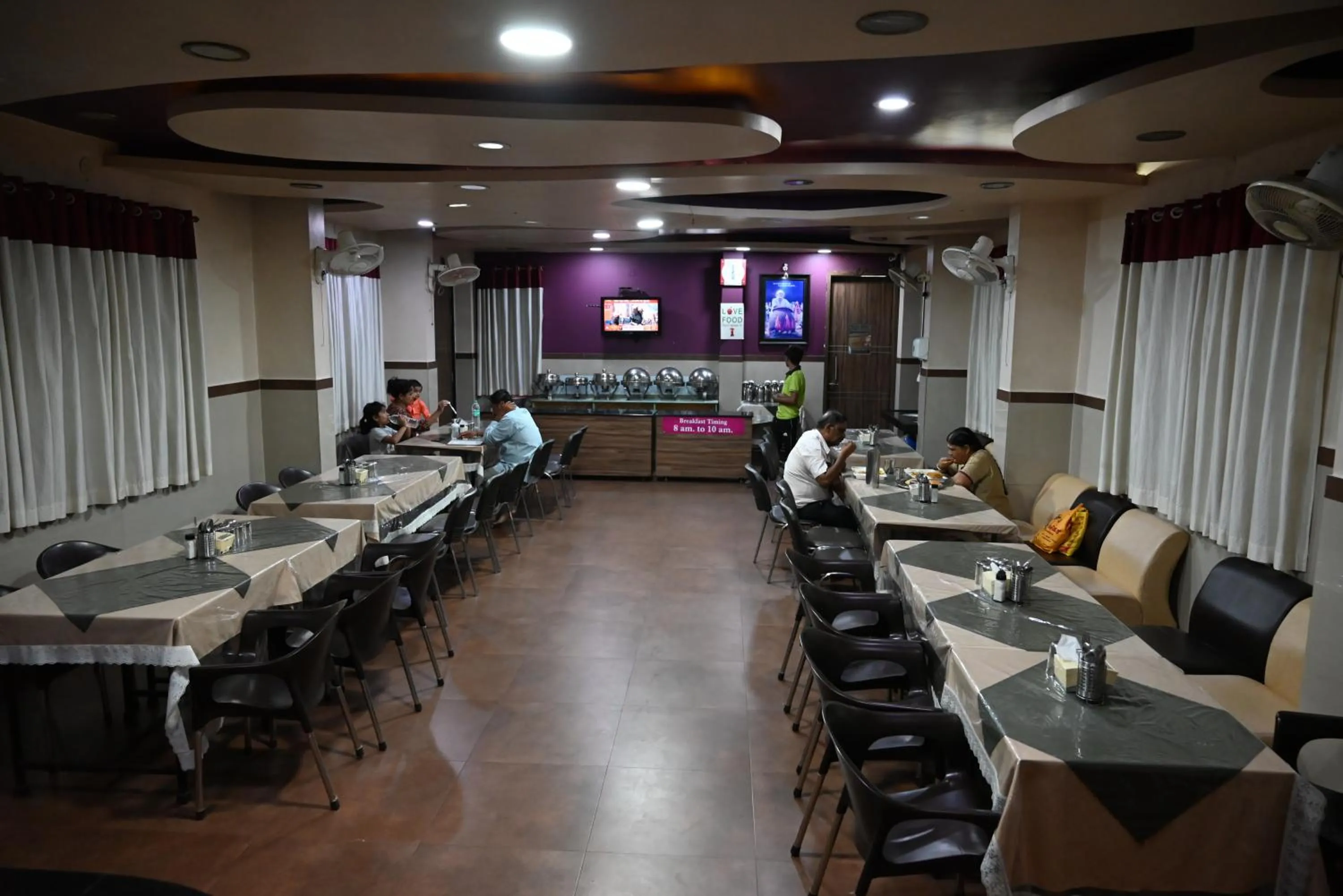 Restaurant/places to eat in Hotel Shradha Saburi Palace