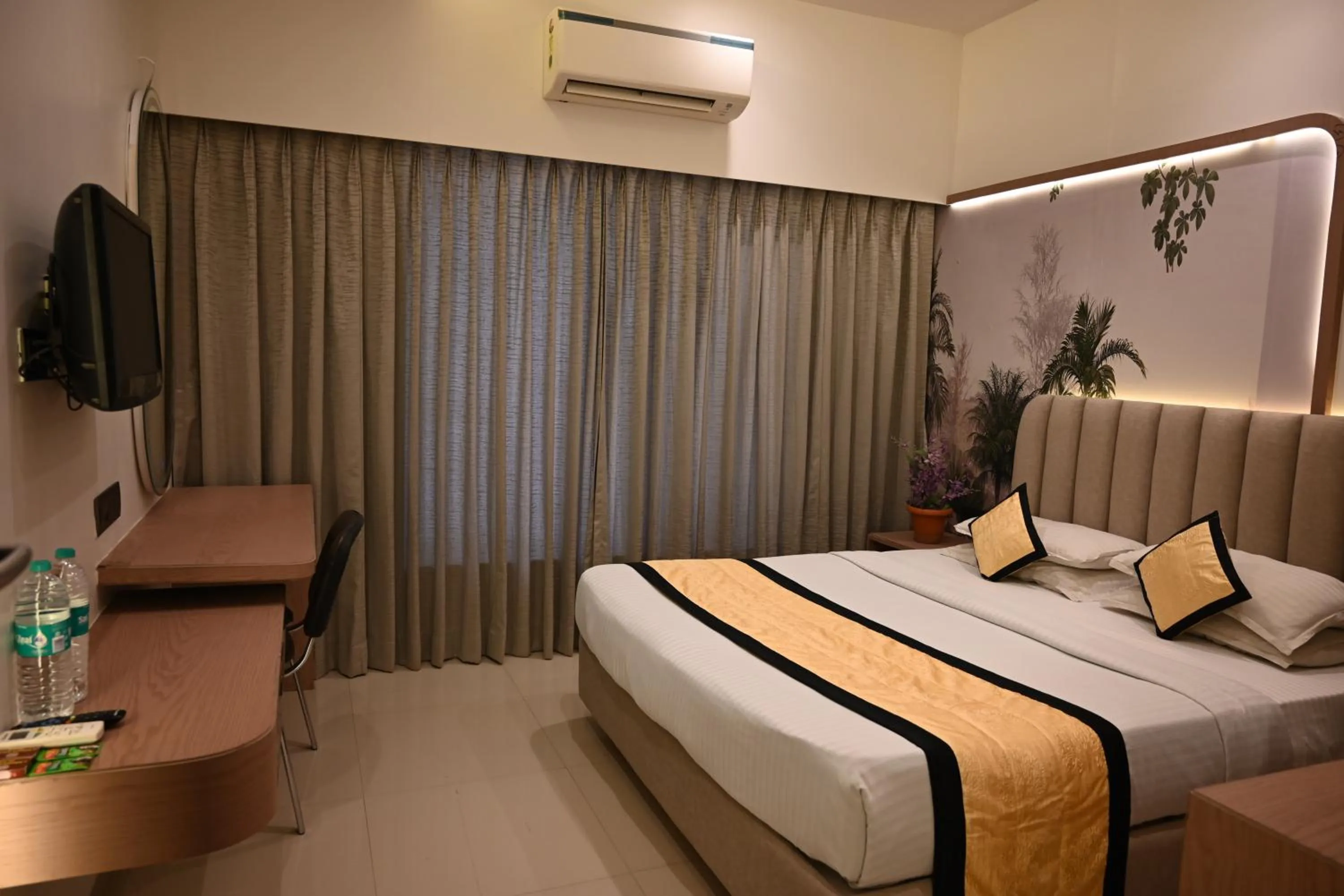 Property building, Bed in Hotel Shradha Saburi Palace