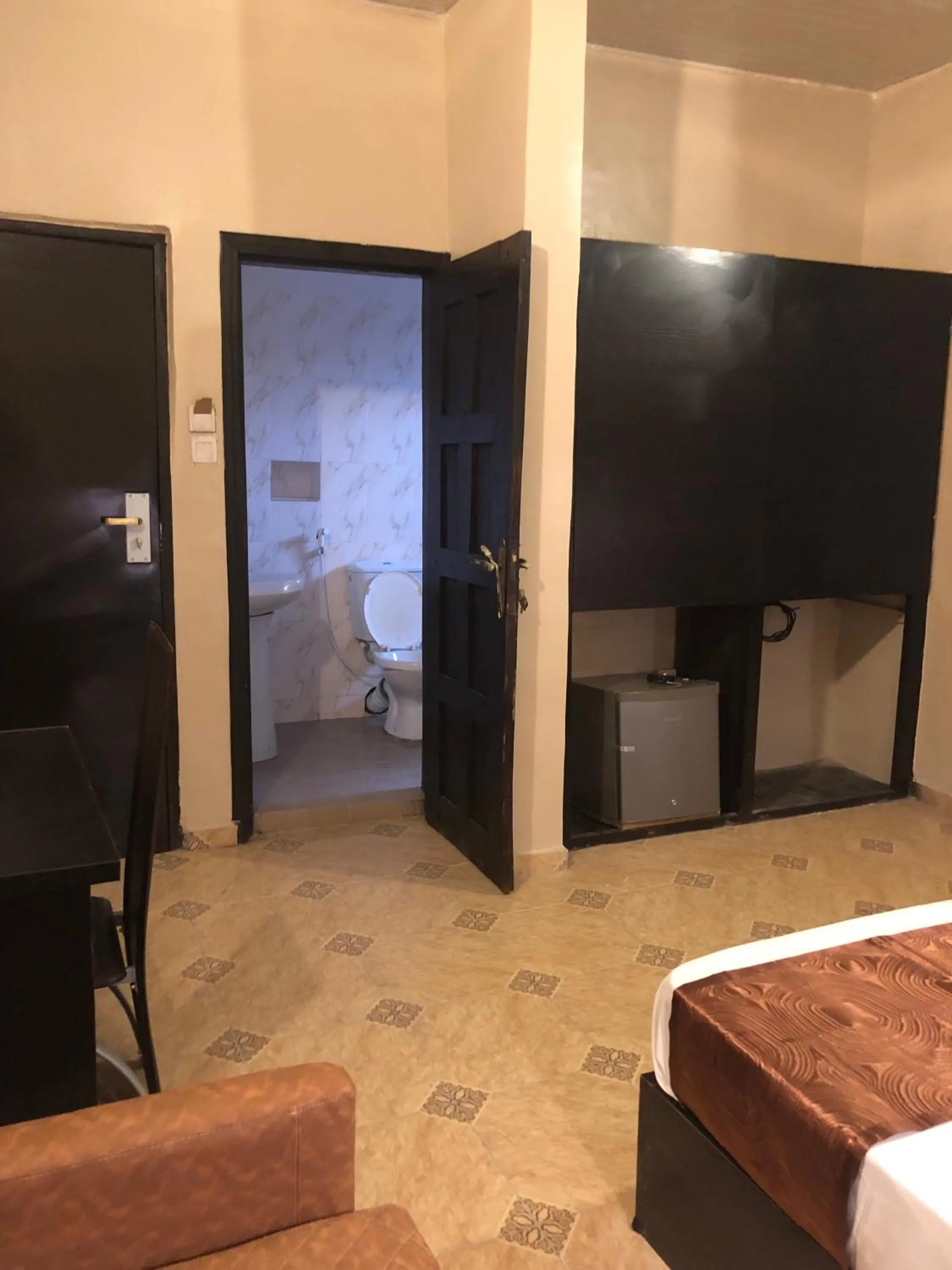 Bathroom, Bed in Posh Apartments Business Hotel