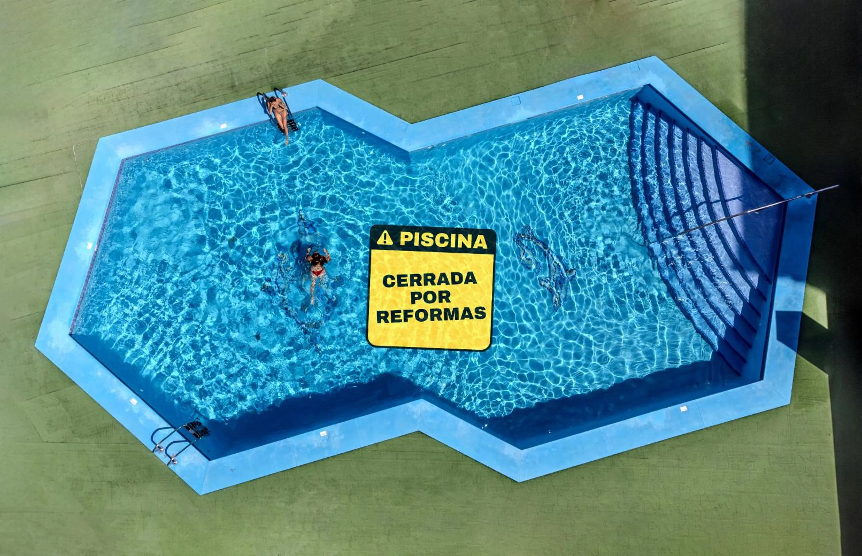 Swimming pool in Apartamentos Teneguia