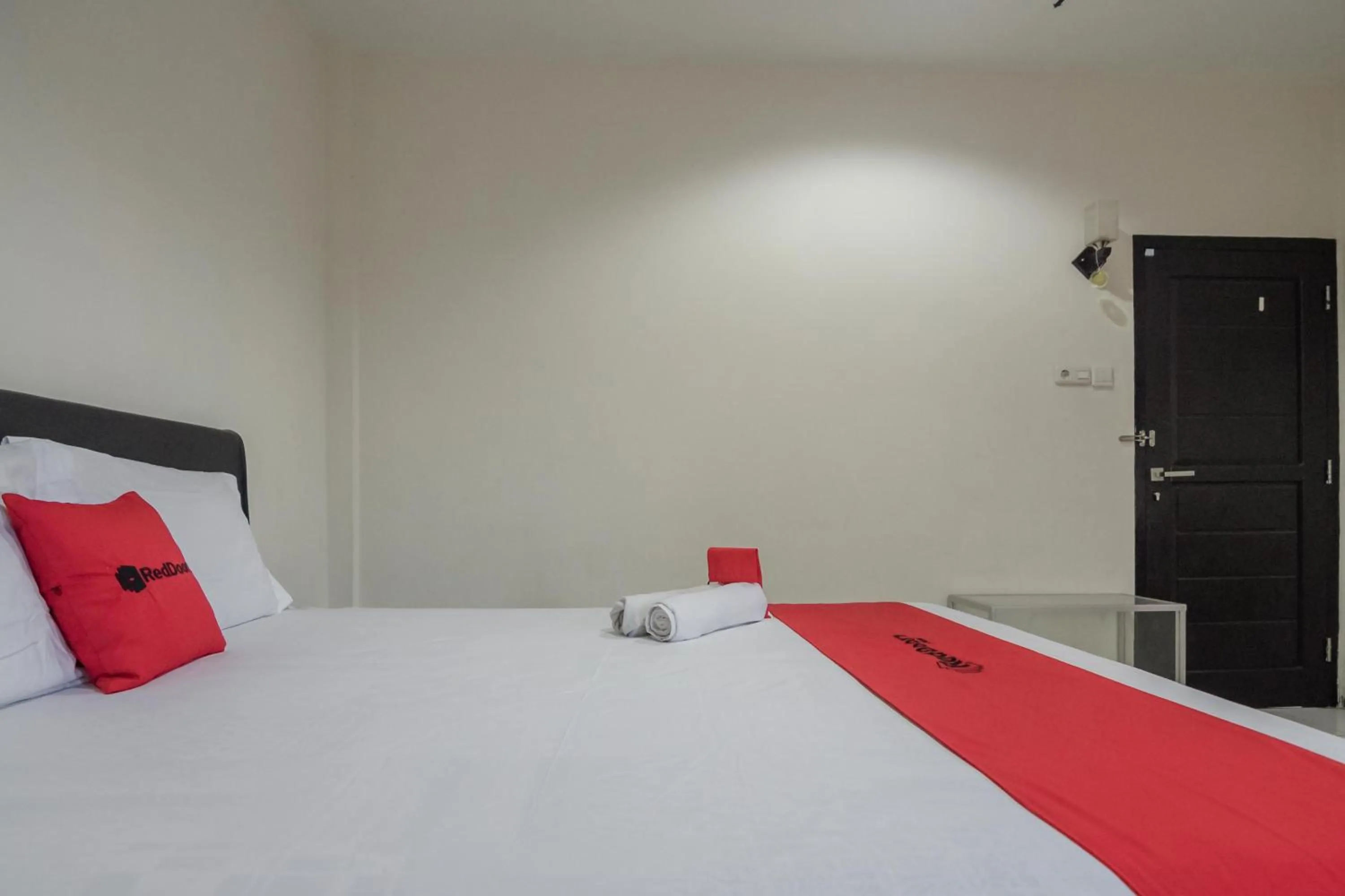 Bed in RedDoorz Syariah near Jamtos Jambi