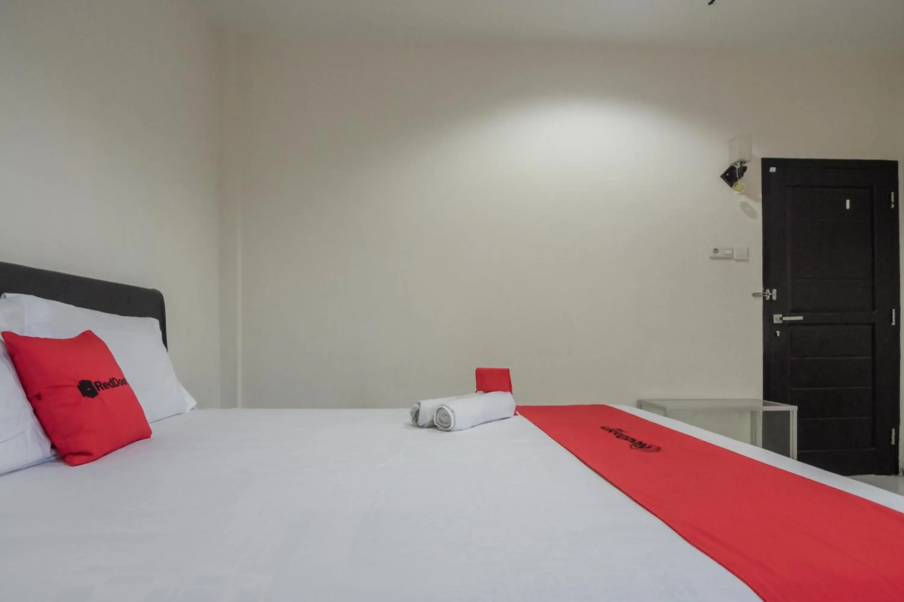 Bed in RedDoorz Syariah near Jamtos Jambi Bed in RedDoorz Syariah near Jamtos Jambi