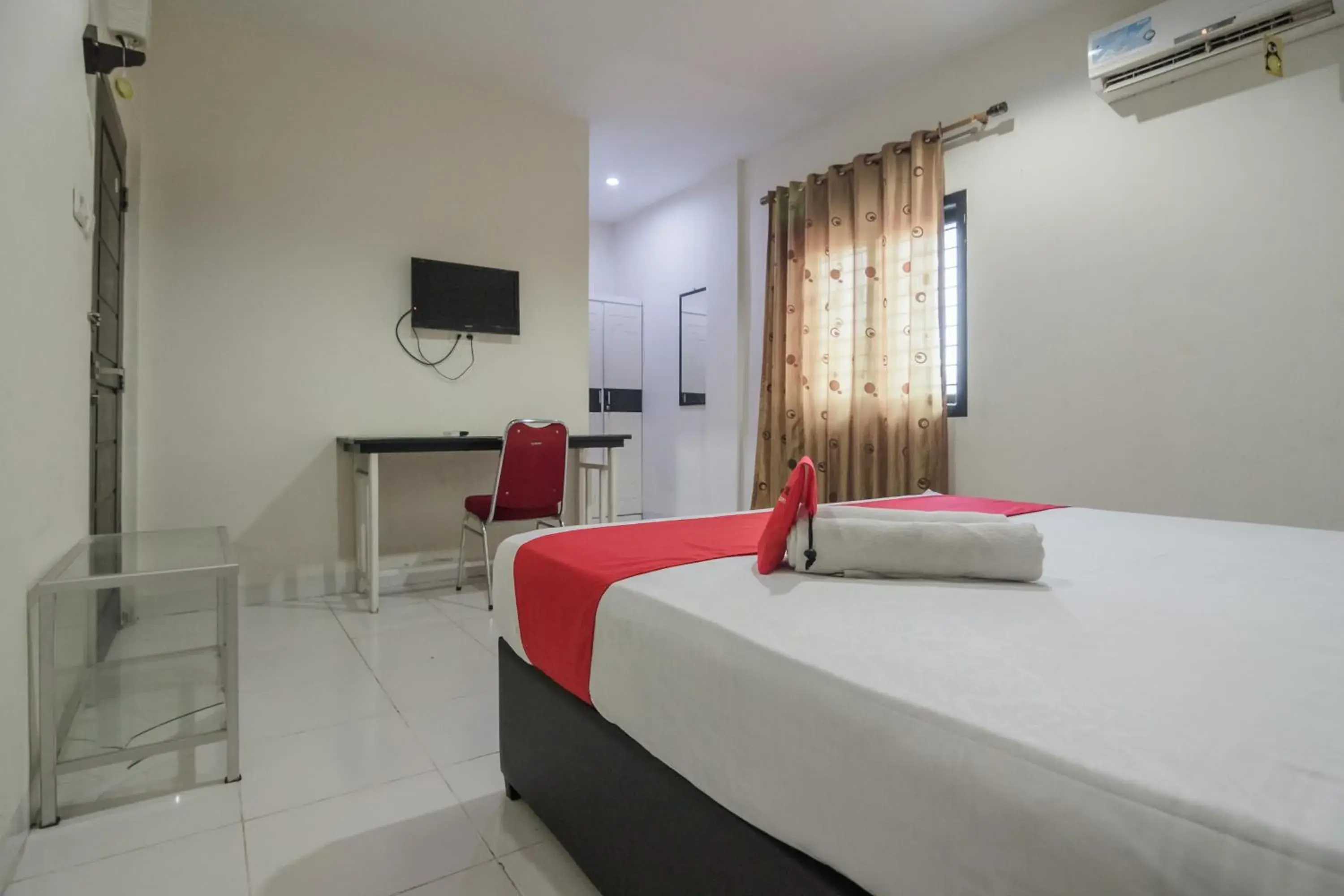 Bed in RedDoorz Syariah near Jamtos Jambi Bed in RedDoorz Syariah near Jamtos Jambi