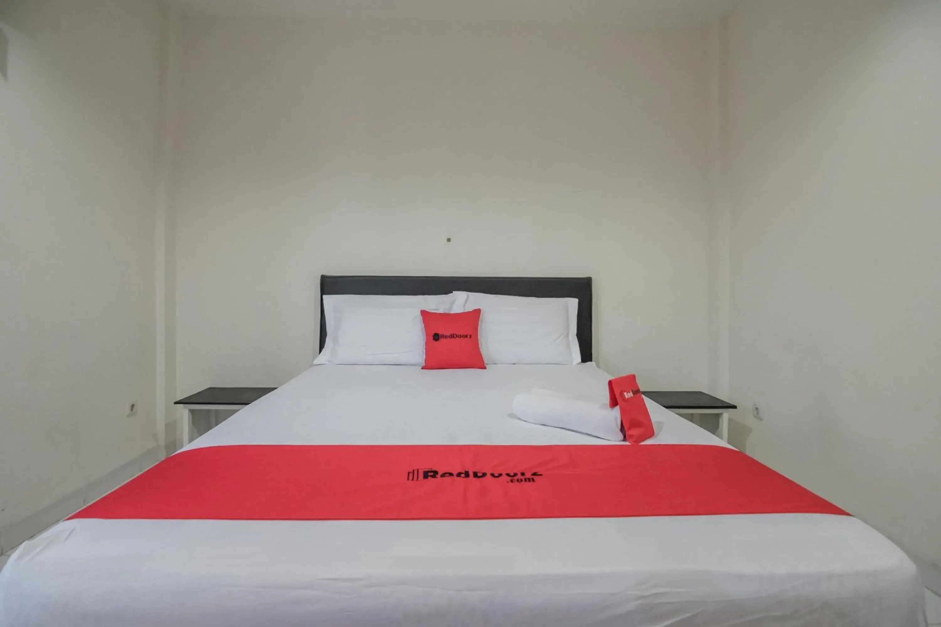 Bedroom, Bed in RedDoorz Syariah near Jamtos Jambi Bedroom, Bed in RedDoorz Syariah near Jamtos Jambi