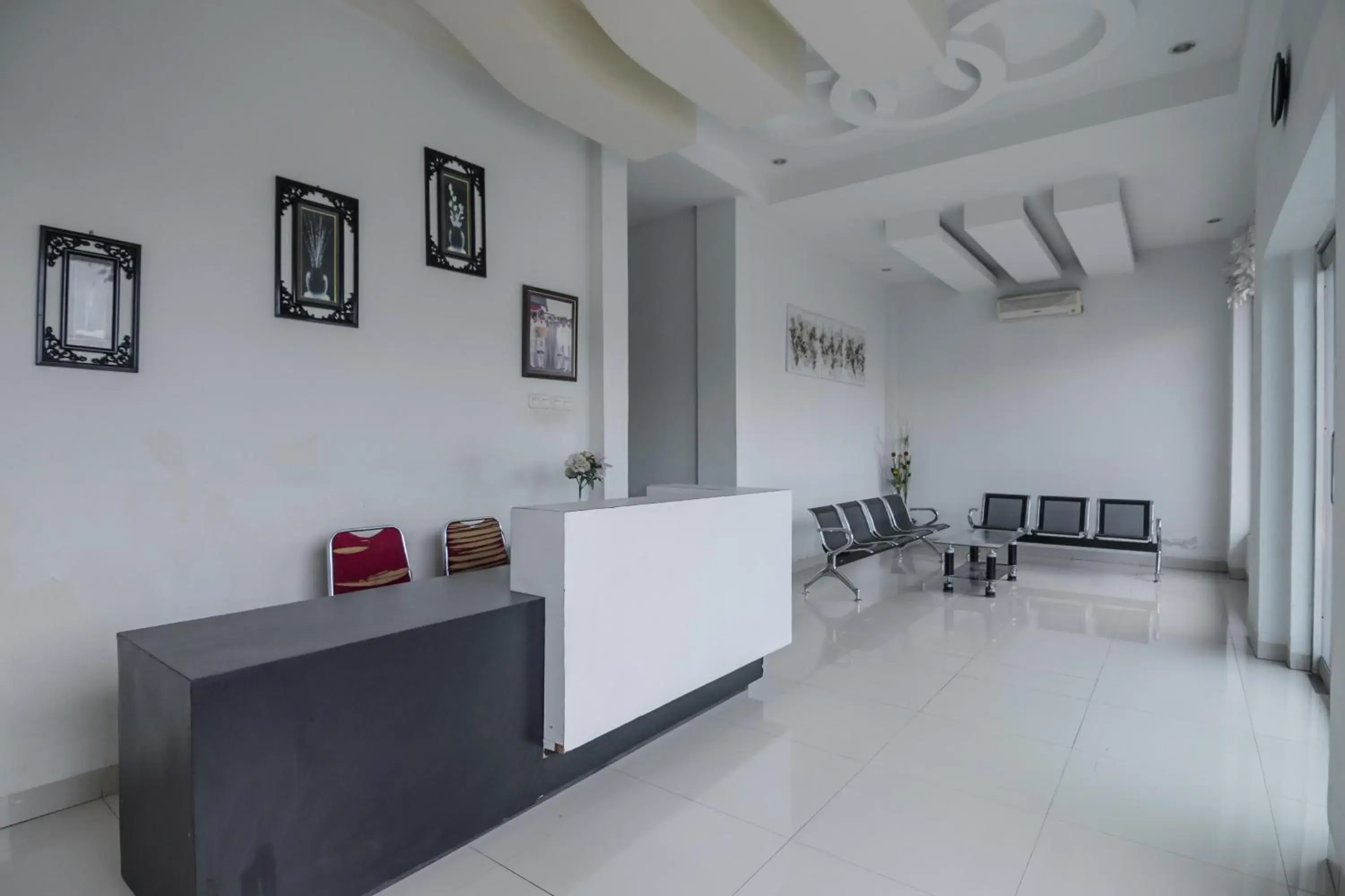 Lobby or reception in RedDoorz Syariah near Jamtos Jambi Lobby or reception in RedDoorz Syariah near Jamtos Jambi