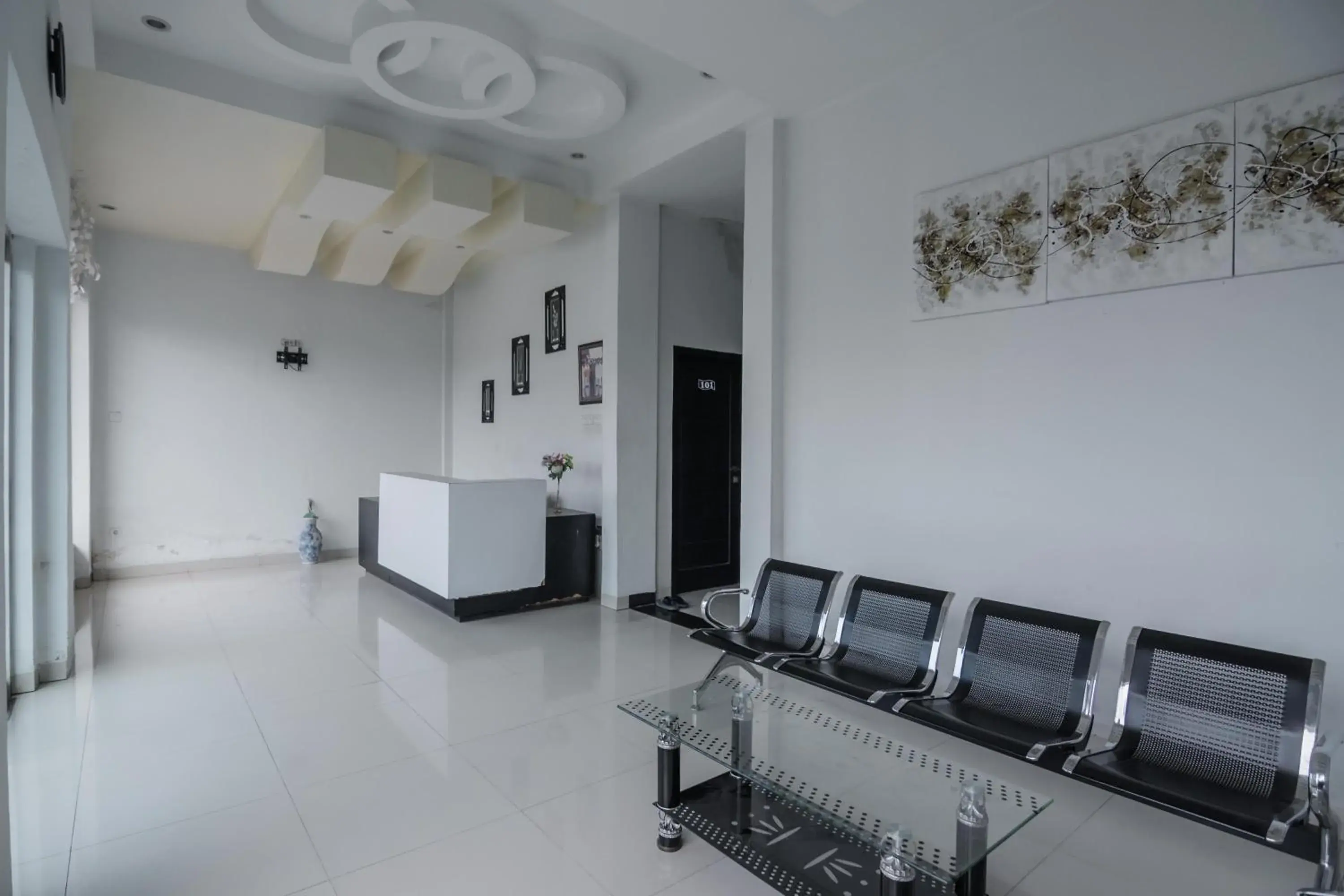 Lobby or reception in RedDoorz Syariah near Jamtos Jambi Lobby or reception in RedDoorz Syariah near Jamtos Jambi