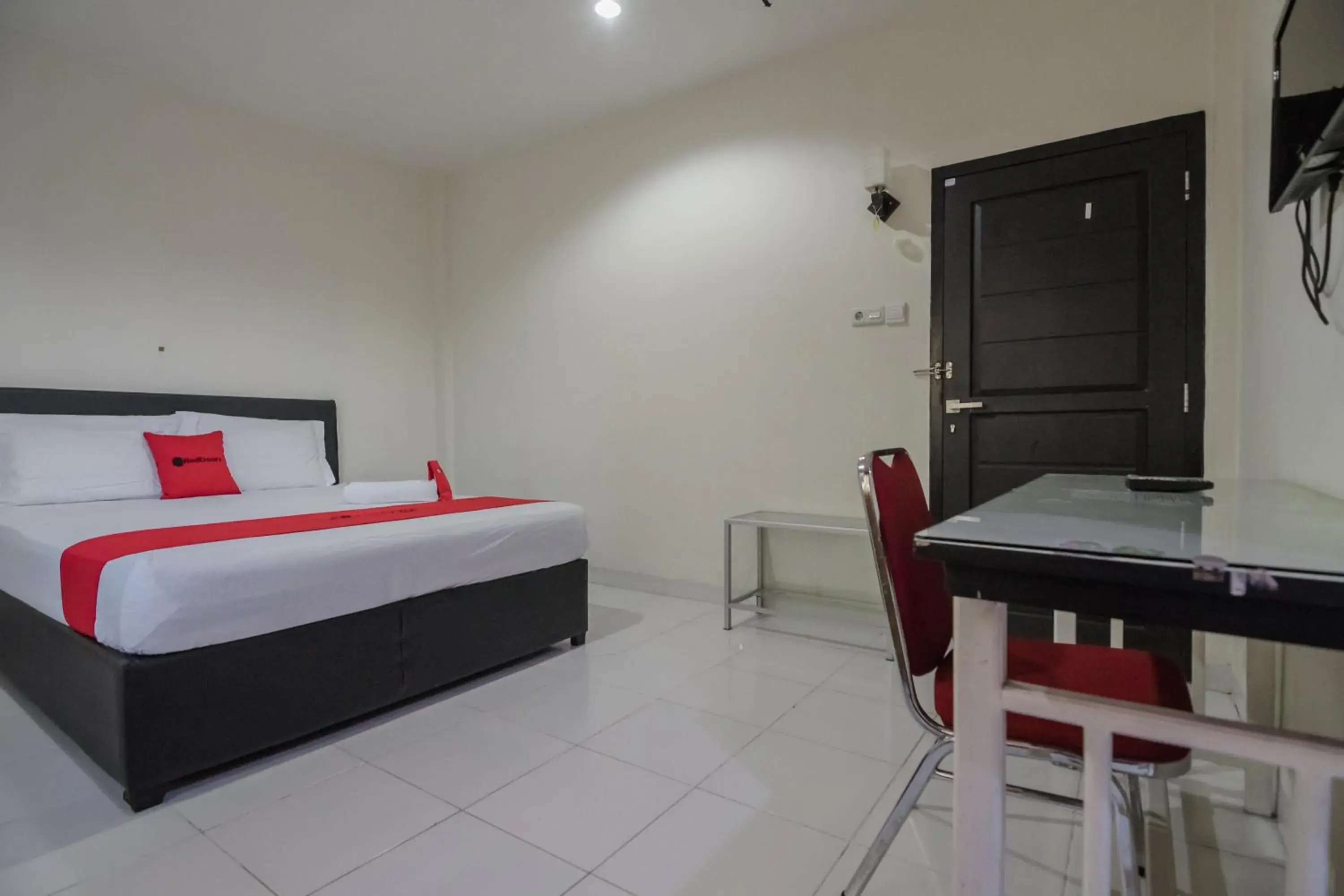 Bed in RedDoorz Syariah near Jamtos Jambi Bed in RedDoorz Syariah near Jamtos Jambi