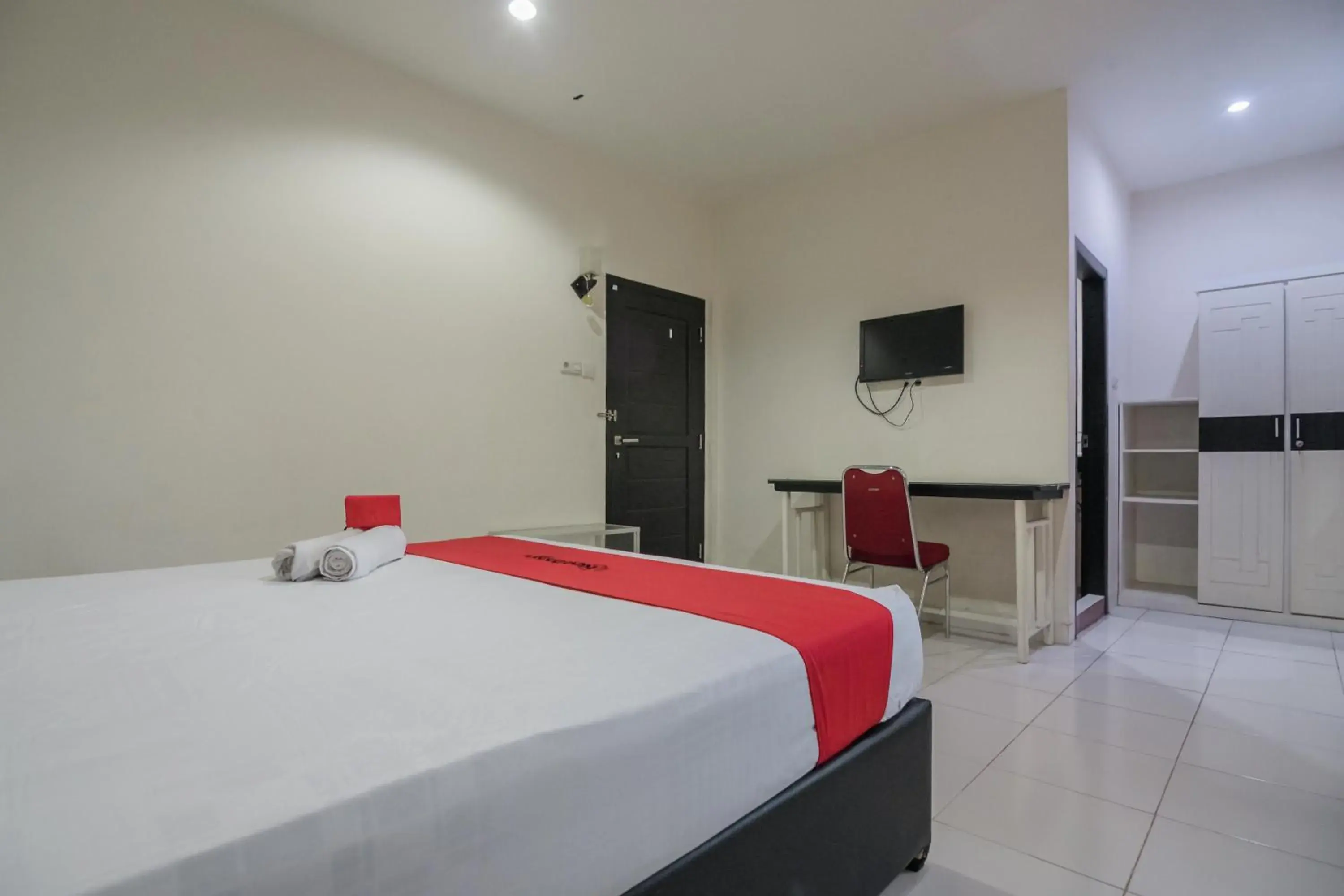 Bed in RedDoorz Syariah near Jamtos Jambi Bed in RedDoorz Syariah near Jamtos Jambi