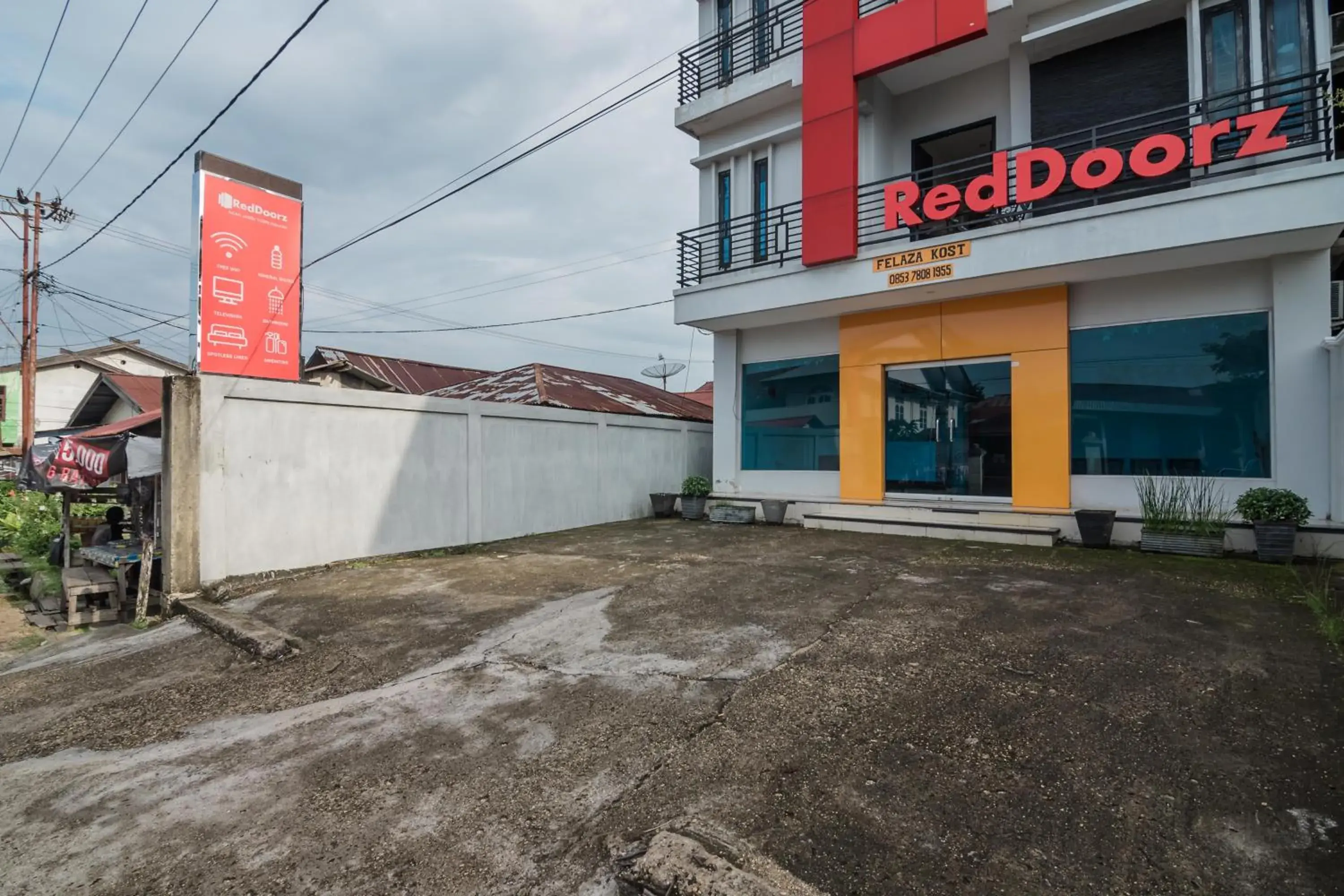 Property building in RedDoorz Syariah near Jamtos Jambi Property building in RedDoorz Syariah near Jamtos Jambi