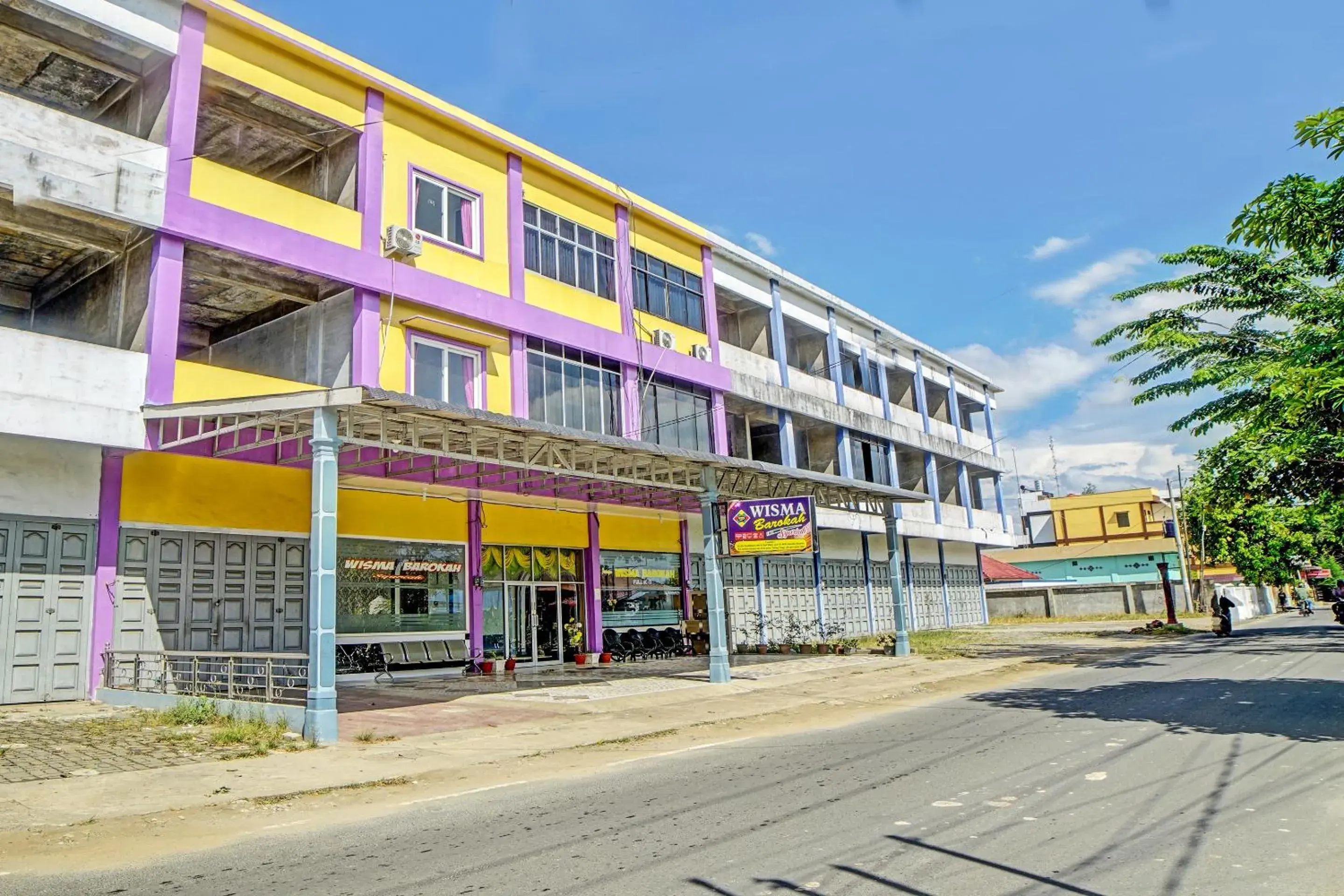 Facade/entrance in Wisma Barokah Facade/entrance in Wisma Barokah