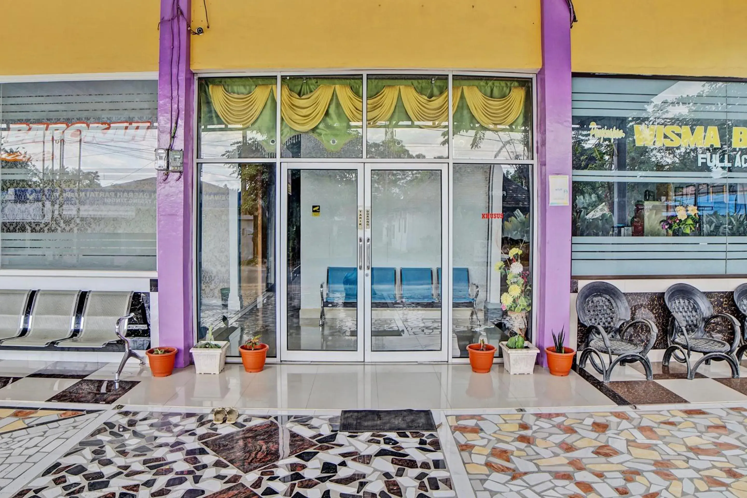 Facade/entrance in Wisma Barokah Facade/entrance in Wisma Barokah
