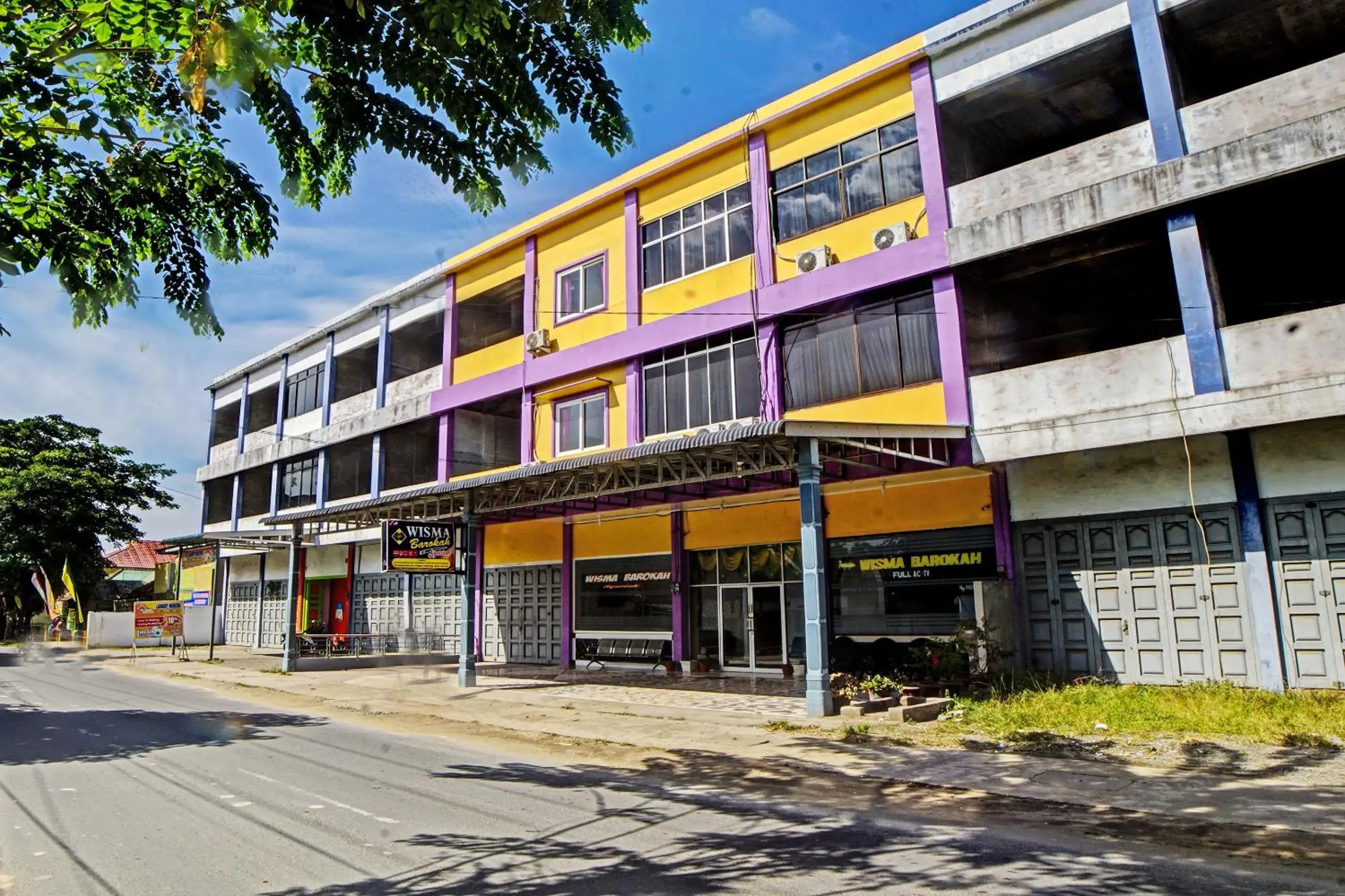Facade/entrance in Wisma Barokah Facade/entrance in Wisma Barokah