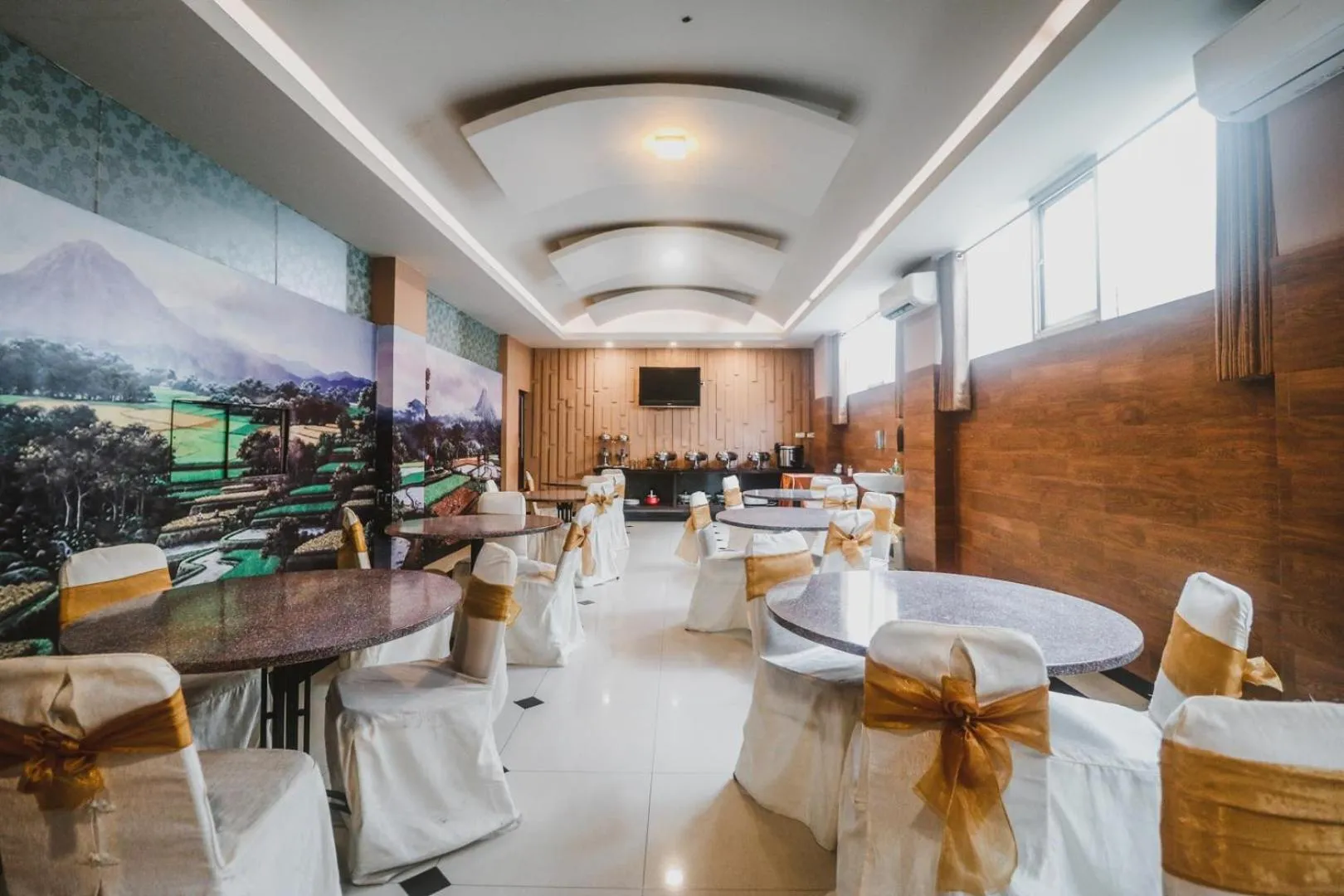 Restaurant/places to eat in RedDoorz Plus near Universitas Negeri Makassar