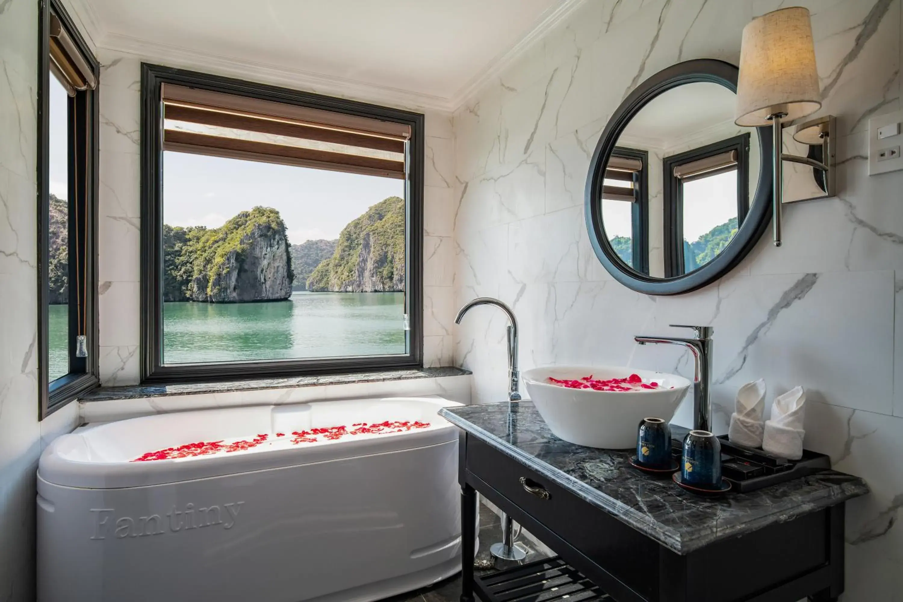Family Suite Ocean View with Private Balcony in Rosy Cruises Family Suite Ocean View with Private Balcony in Rosy Cruises