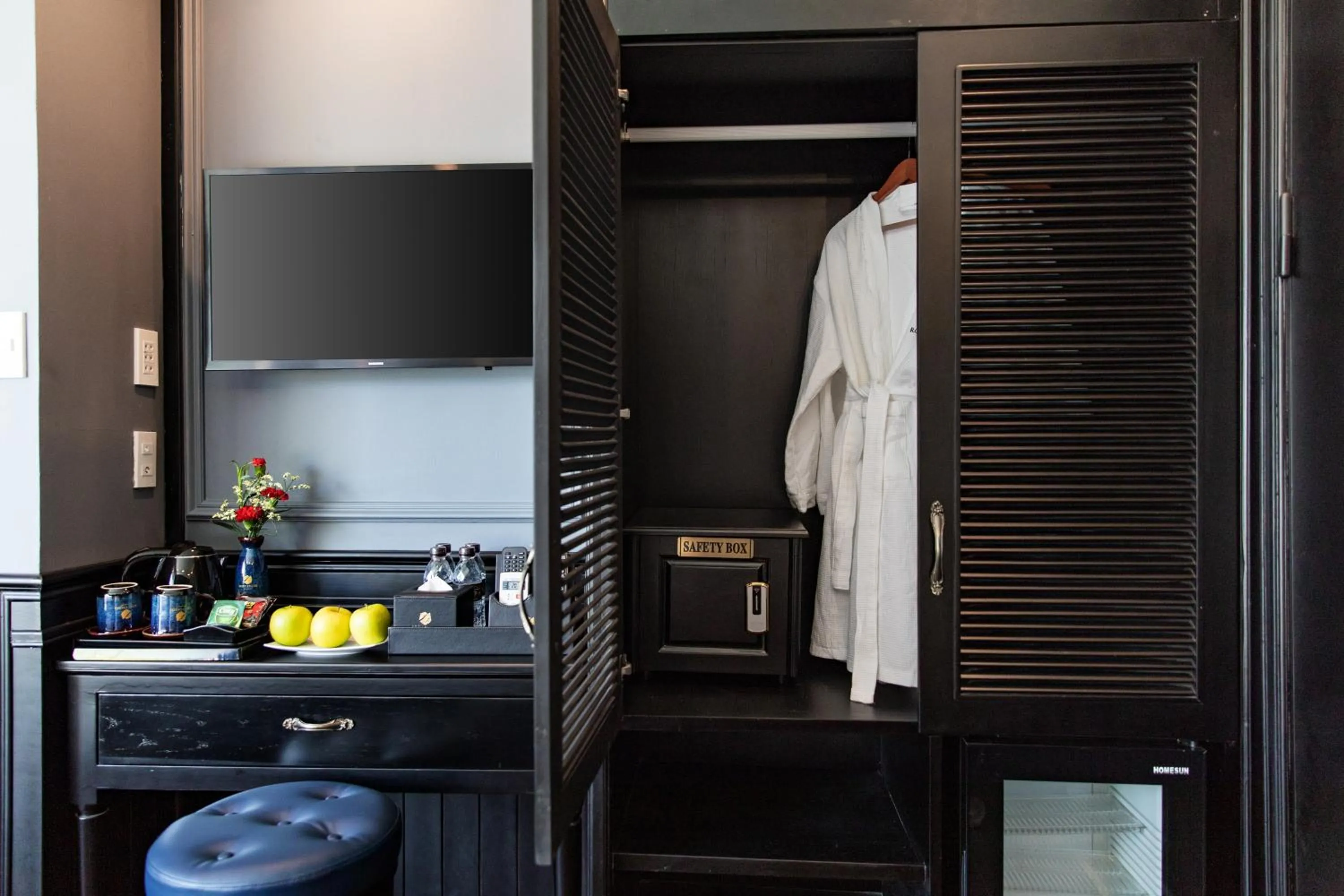 wardrobe in Rosy Cruises