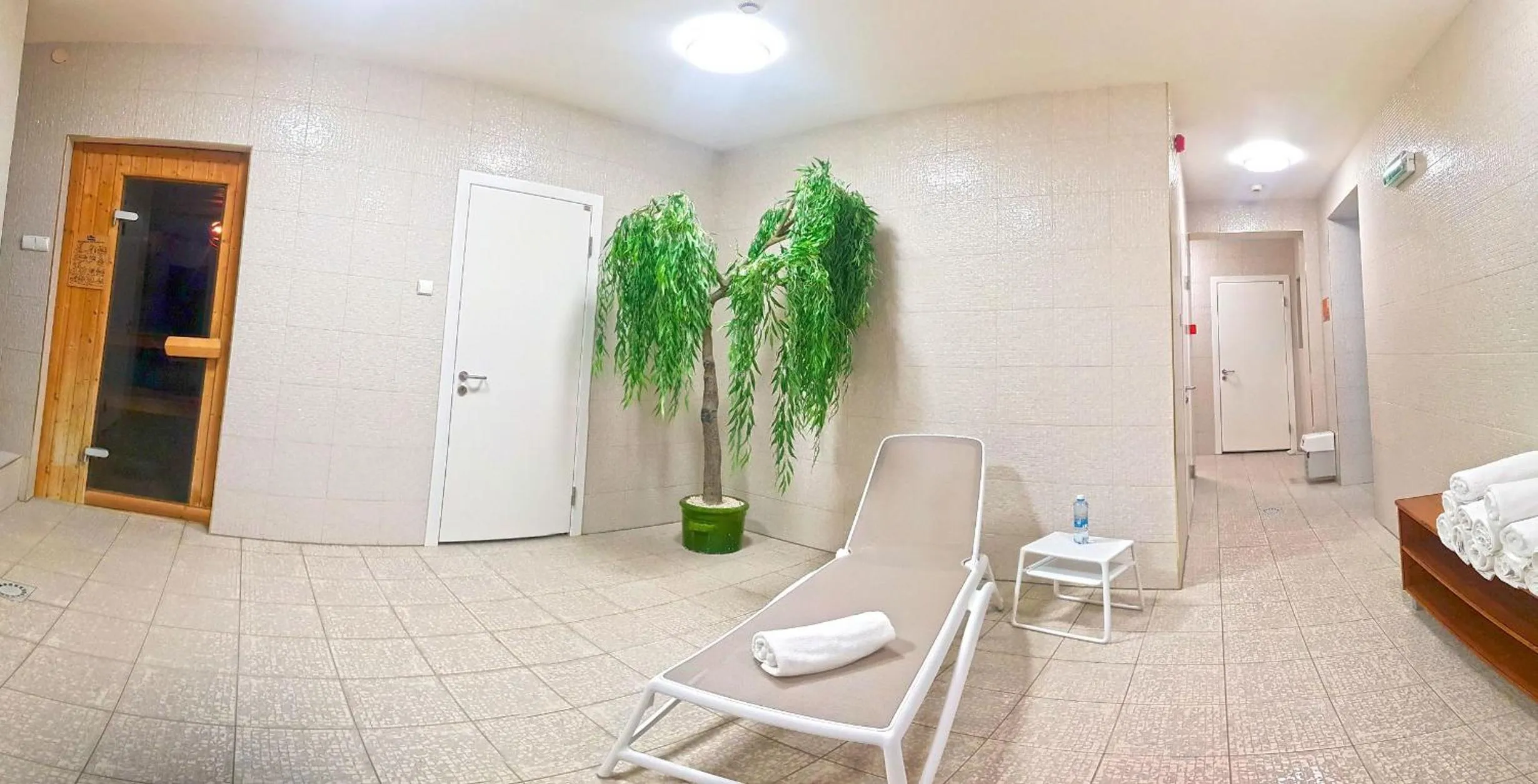 Swimming pool, Bed in Hotel Amaryllis