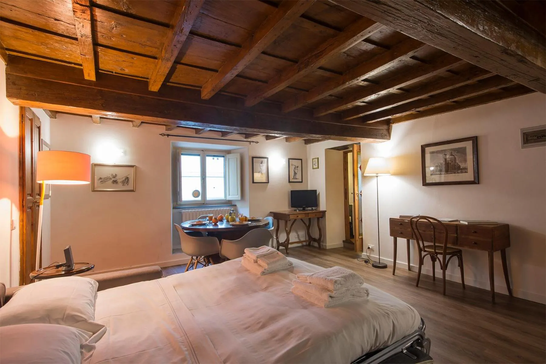 Living room, Bed in Calzaiuoli loft