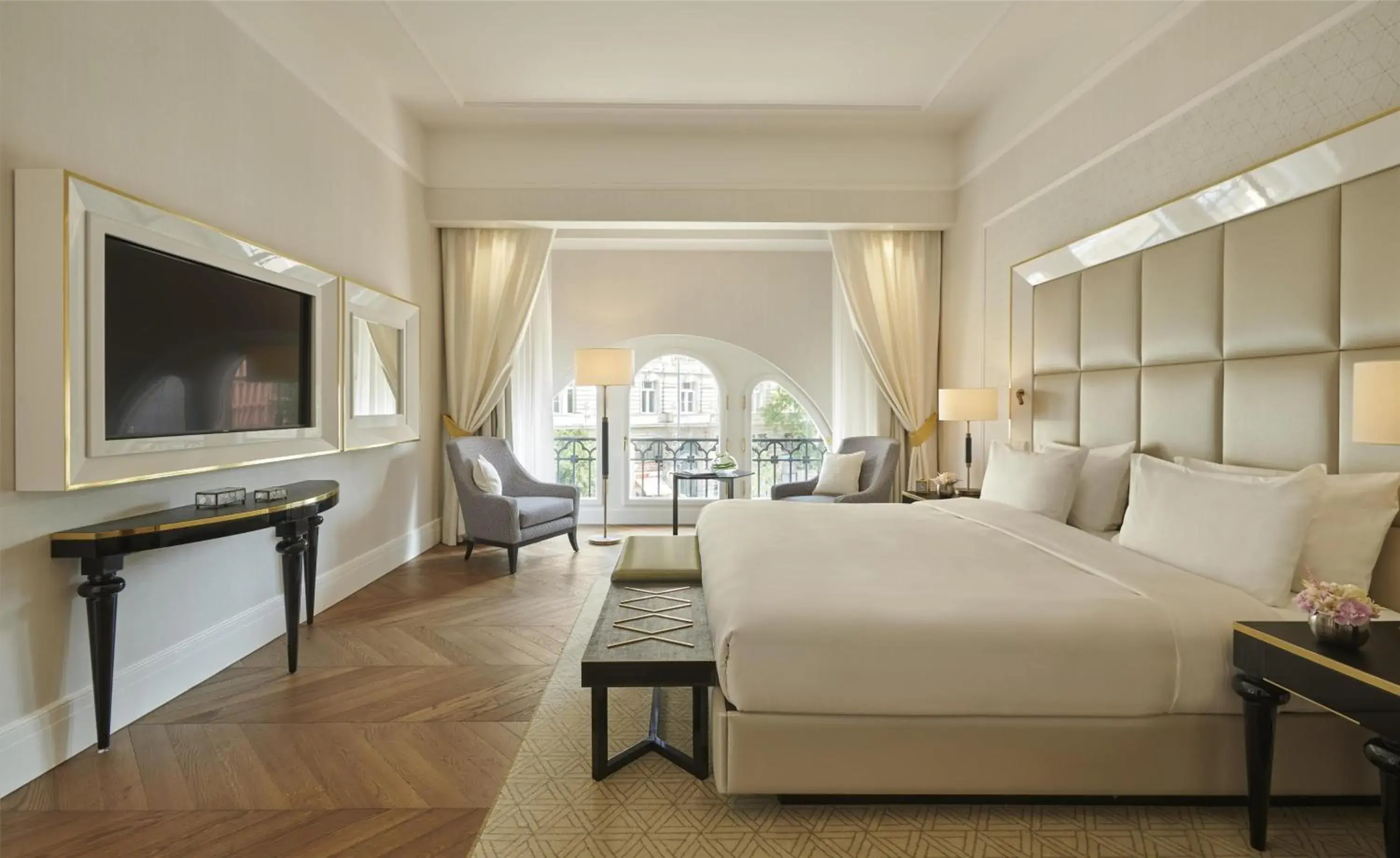 Photo of the whole room, Bed in Párisi Udvar Hotel Budapest, part of Hyatt Photo of the whole room, Bed in Párisi Udvar Hotel Budapest, part of Hyatt