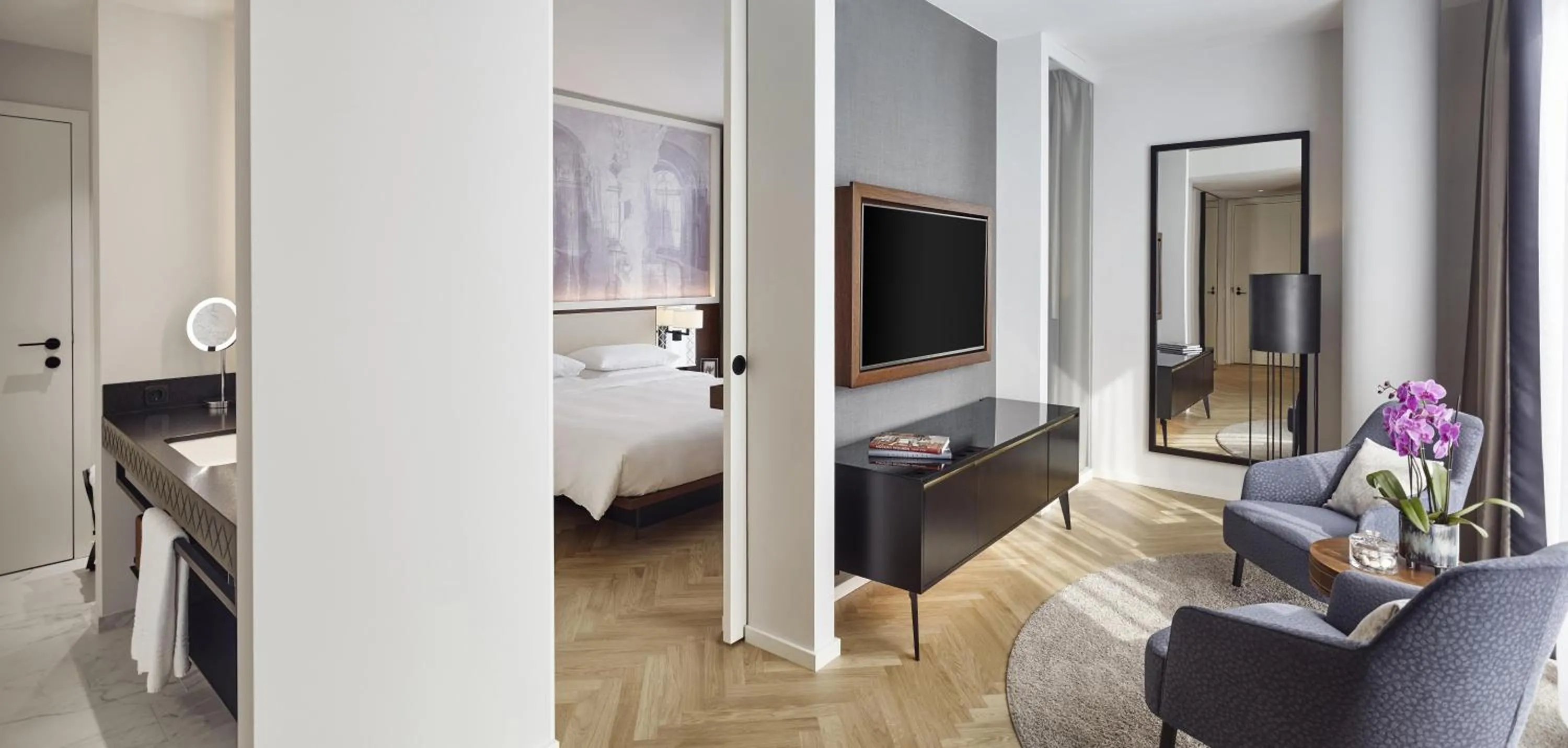 Photo of the whole room, Bed in Hyatt Regency Vienna