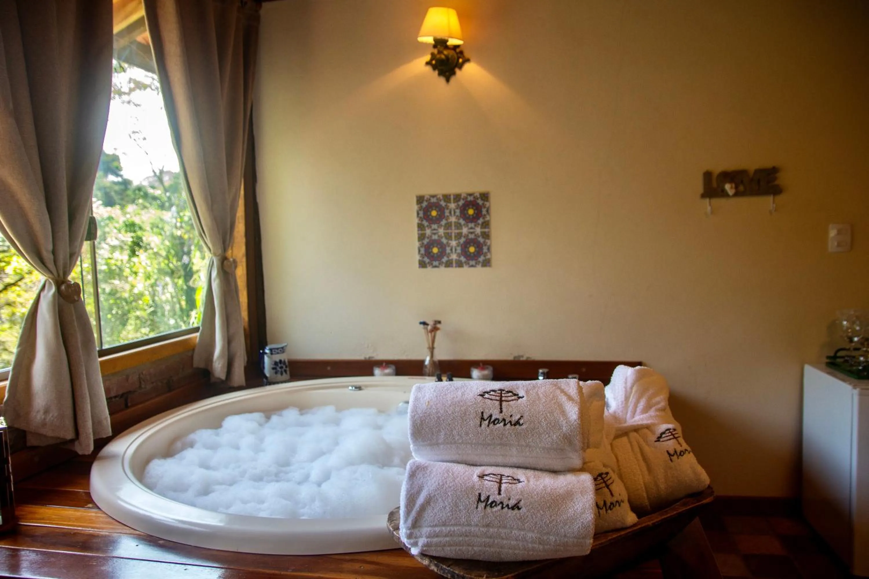 Hot Tub, Bed in Pousada Moriá