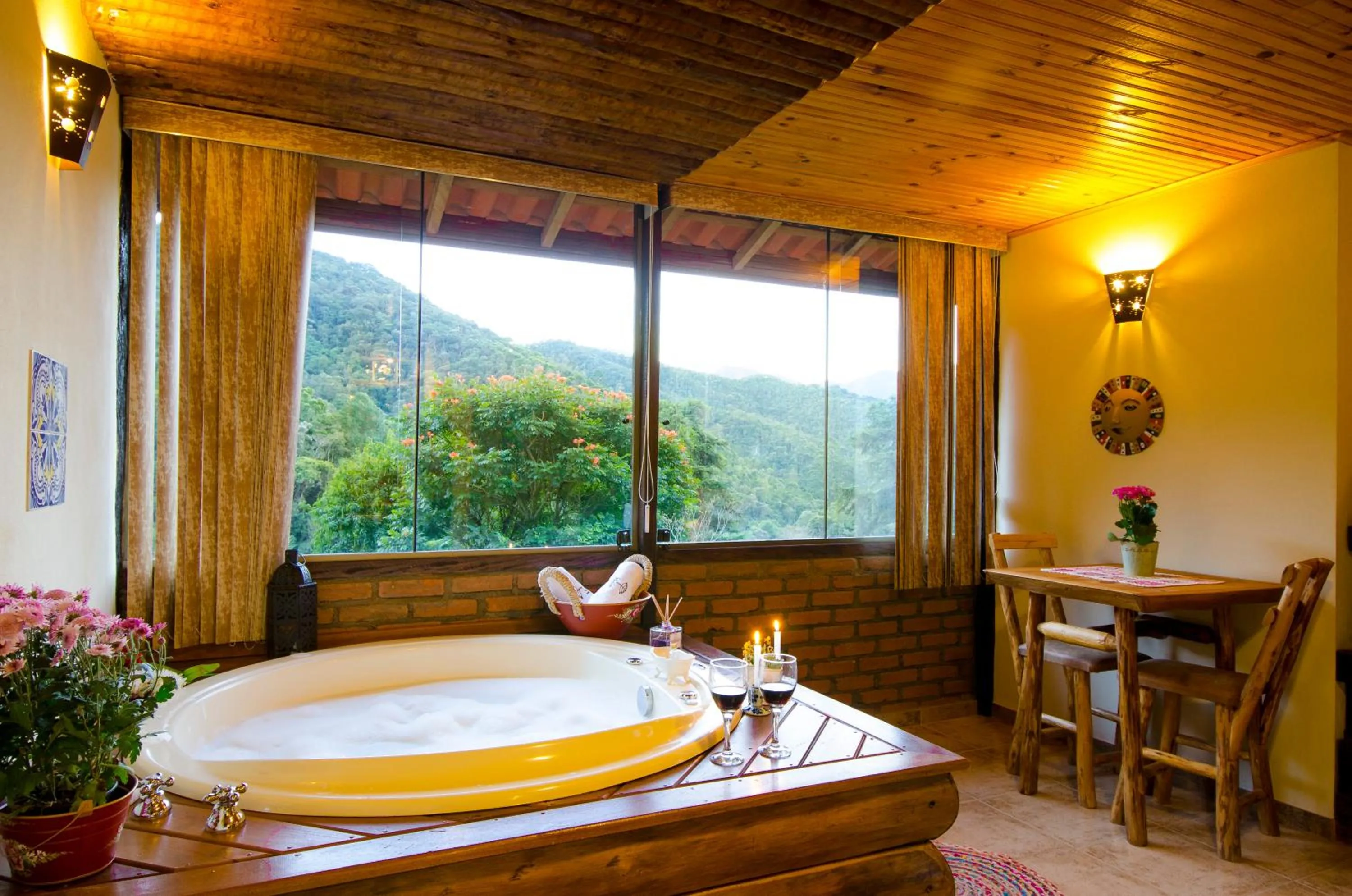 Hot Tub in Pousada Moriá