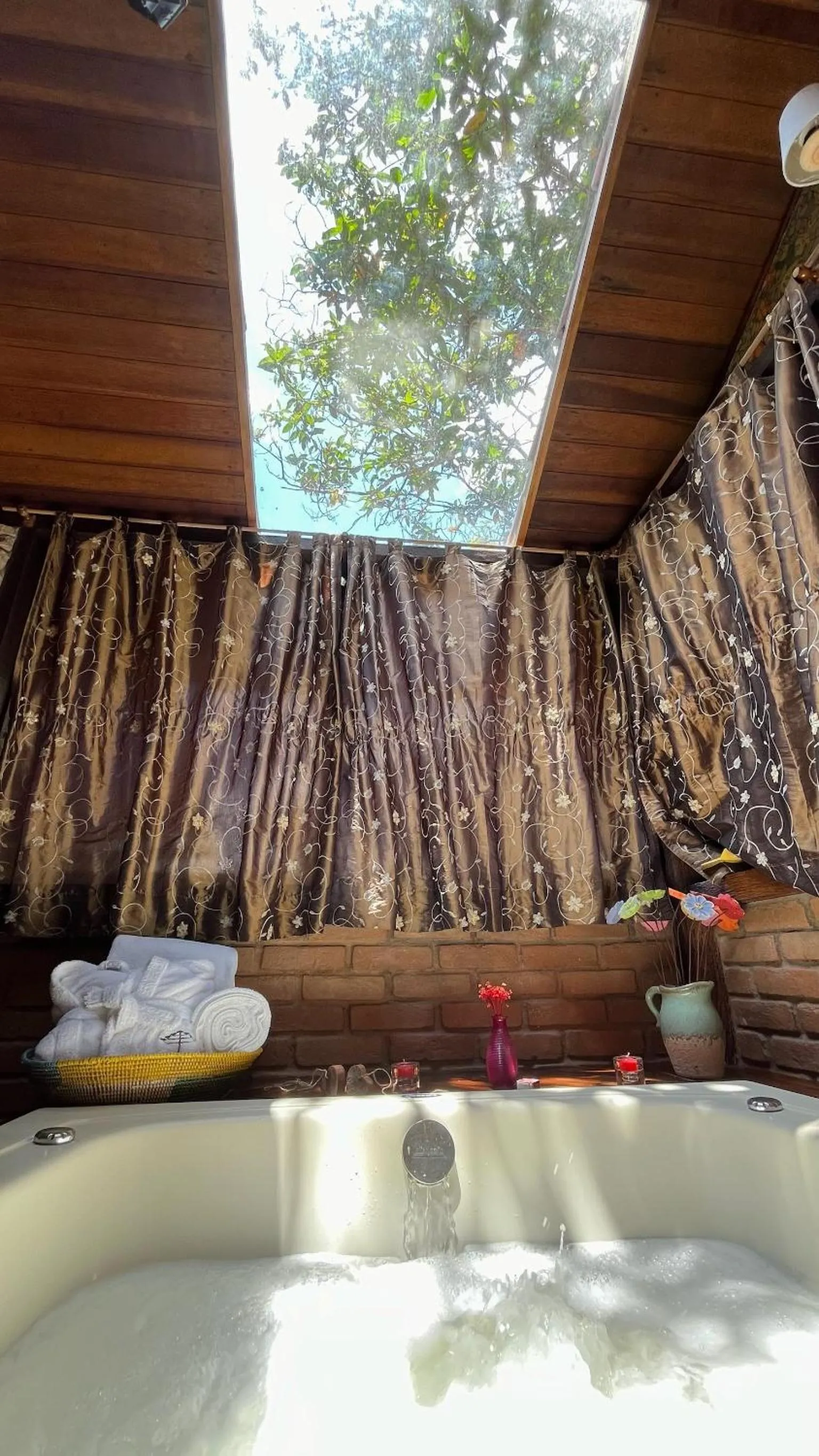 Hot Tub in Pousada Moriá
