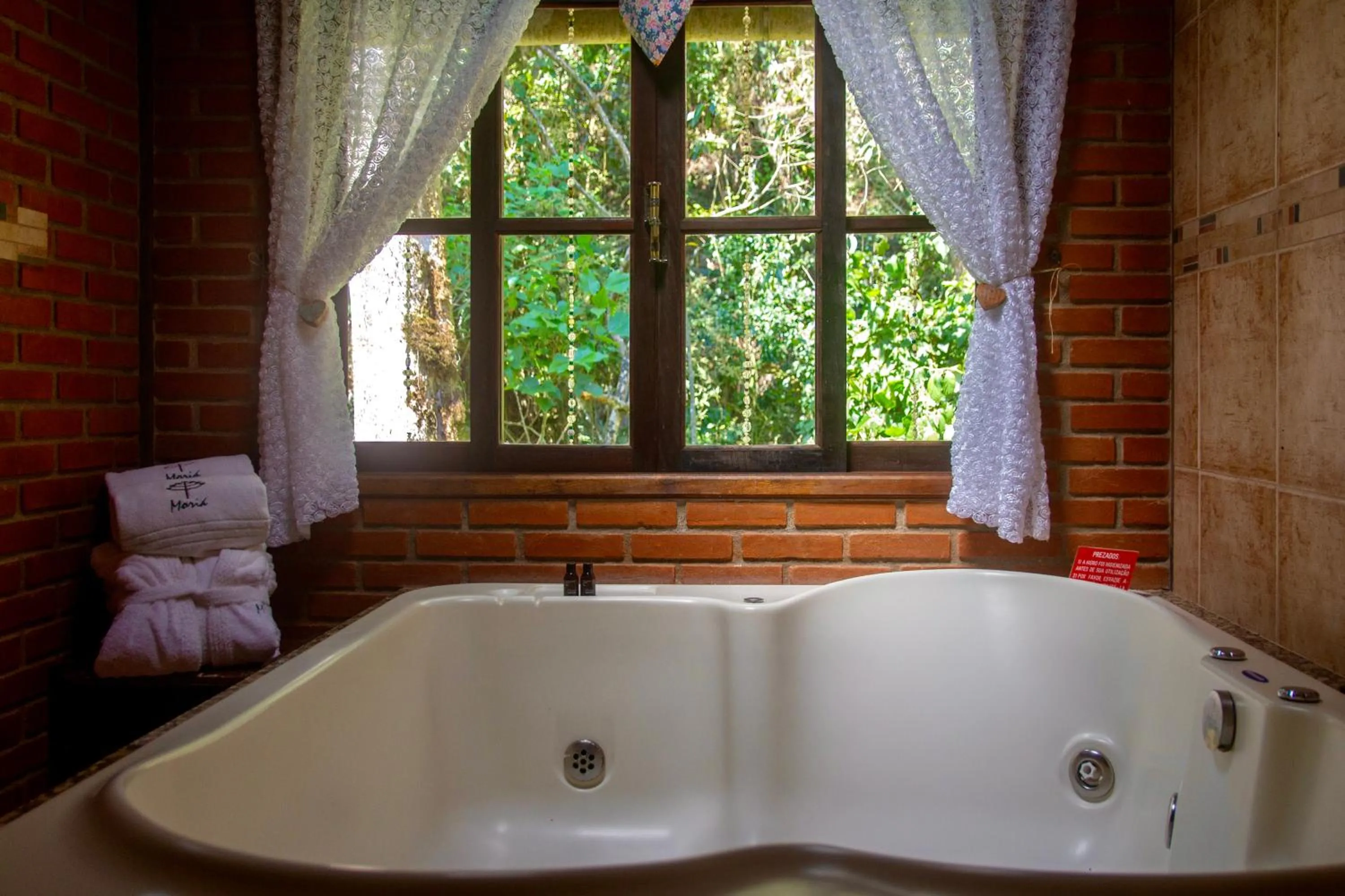 Hot Tub in Pousada Moriá