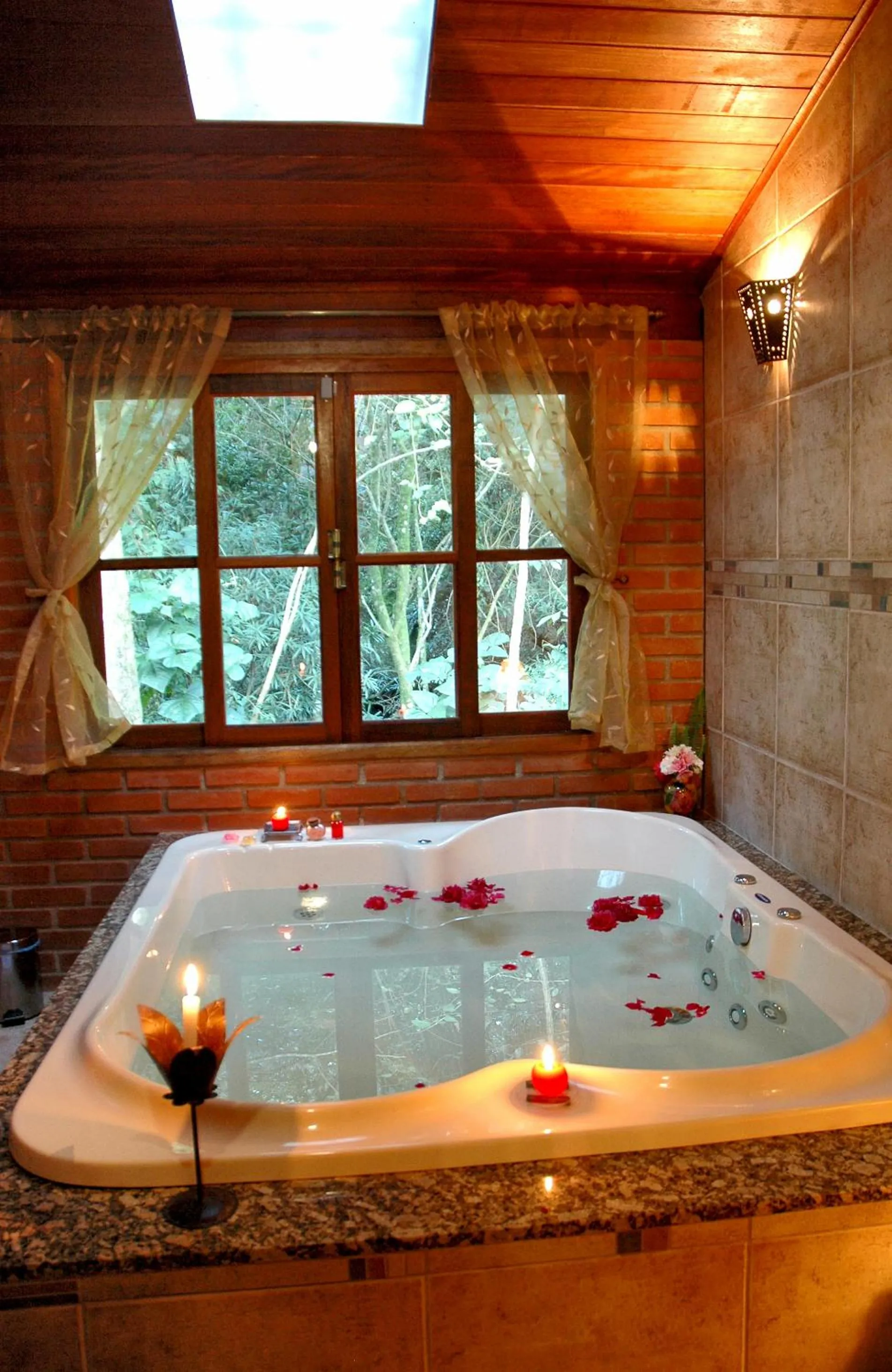 Hot Tub in Pousada Moriá