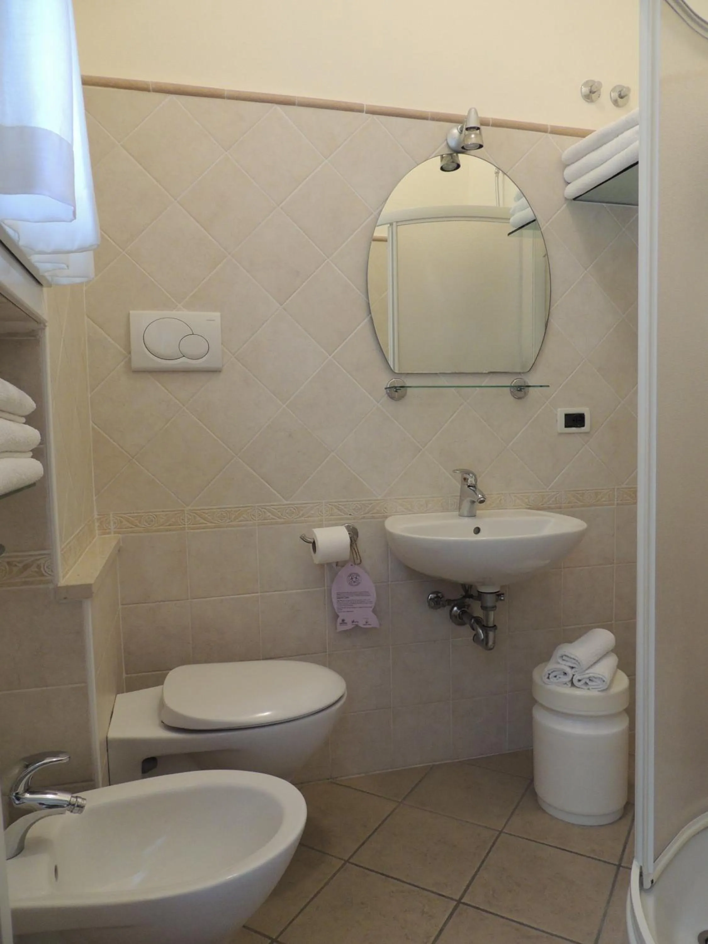 Shower in Hotel Donegal