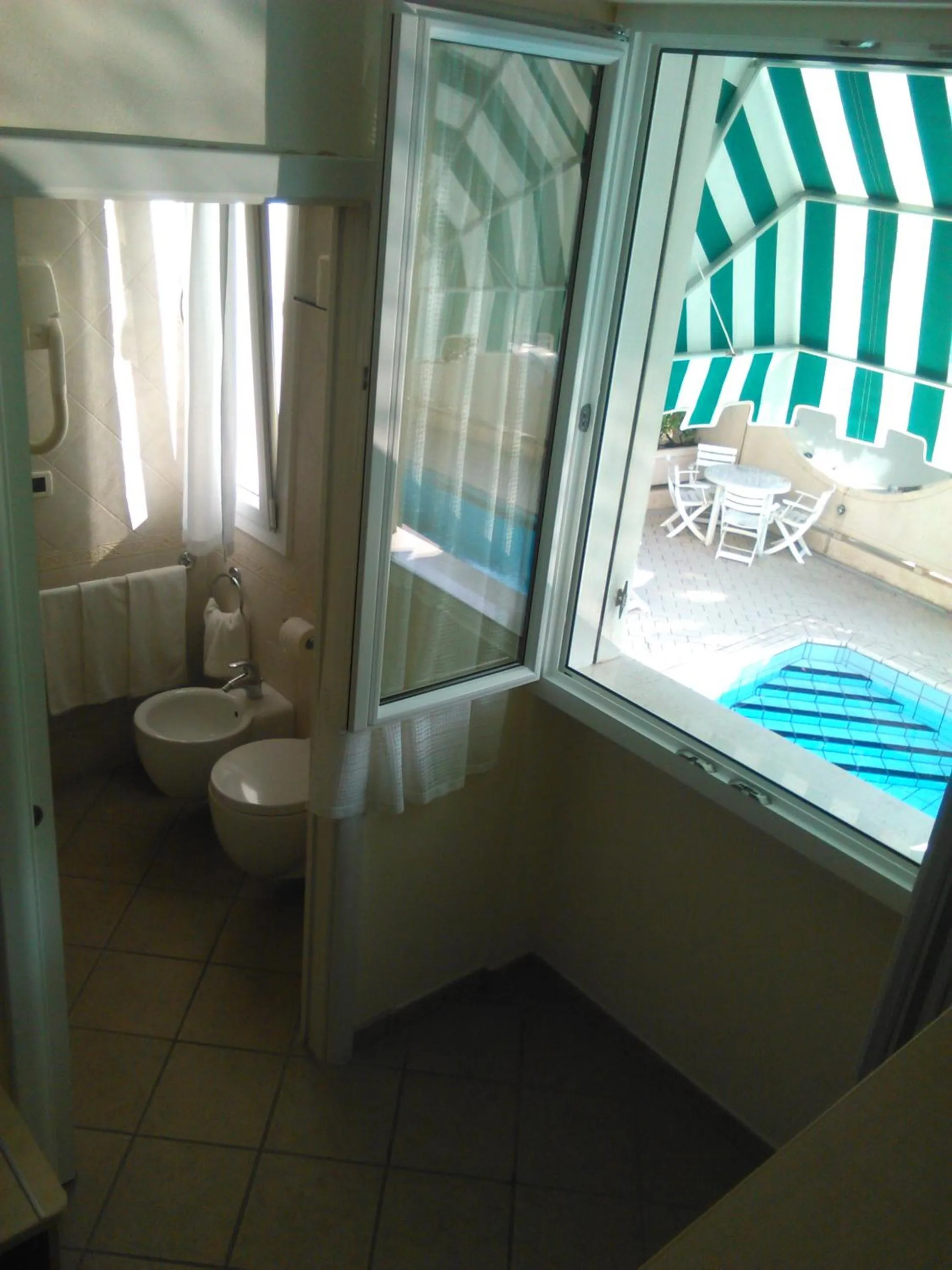 Shower in Hotel Donegal