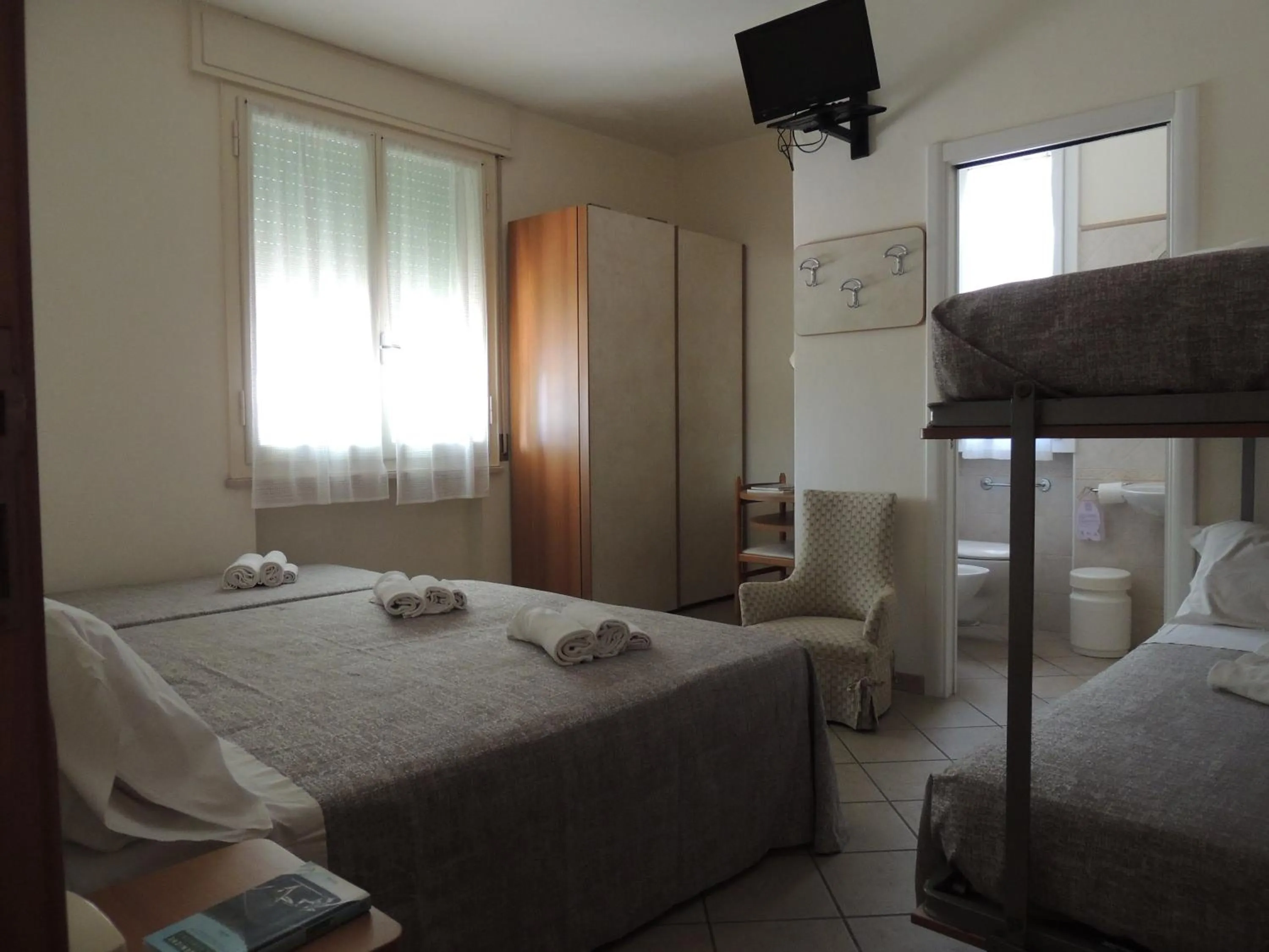 Shower, Bed in Hotel Donegal