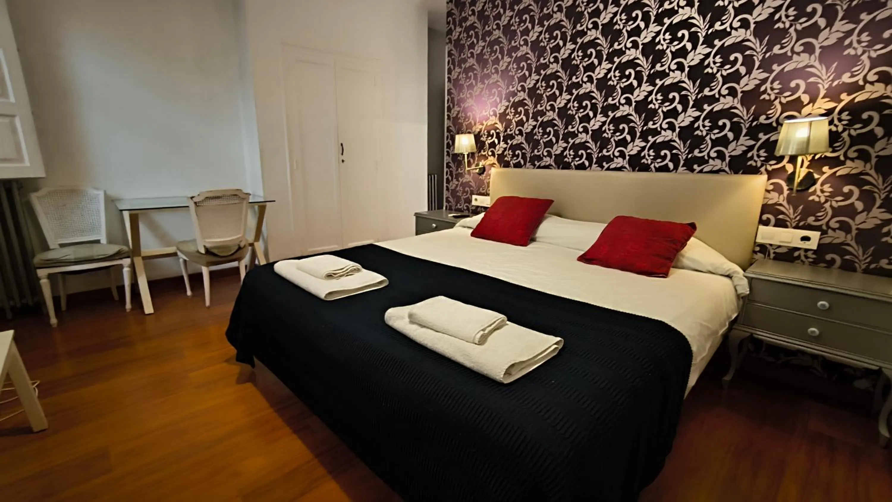 Bedroom, Bed in 7 Moons B&B