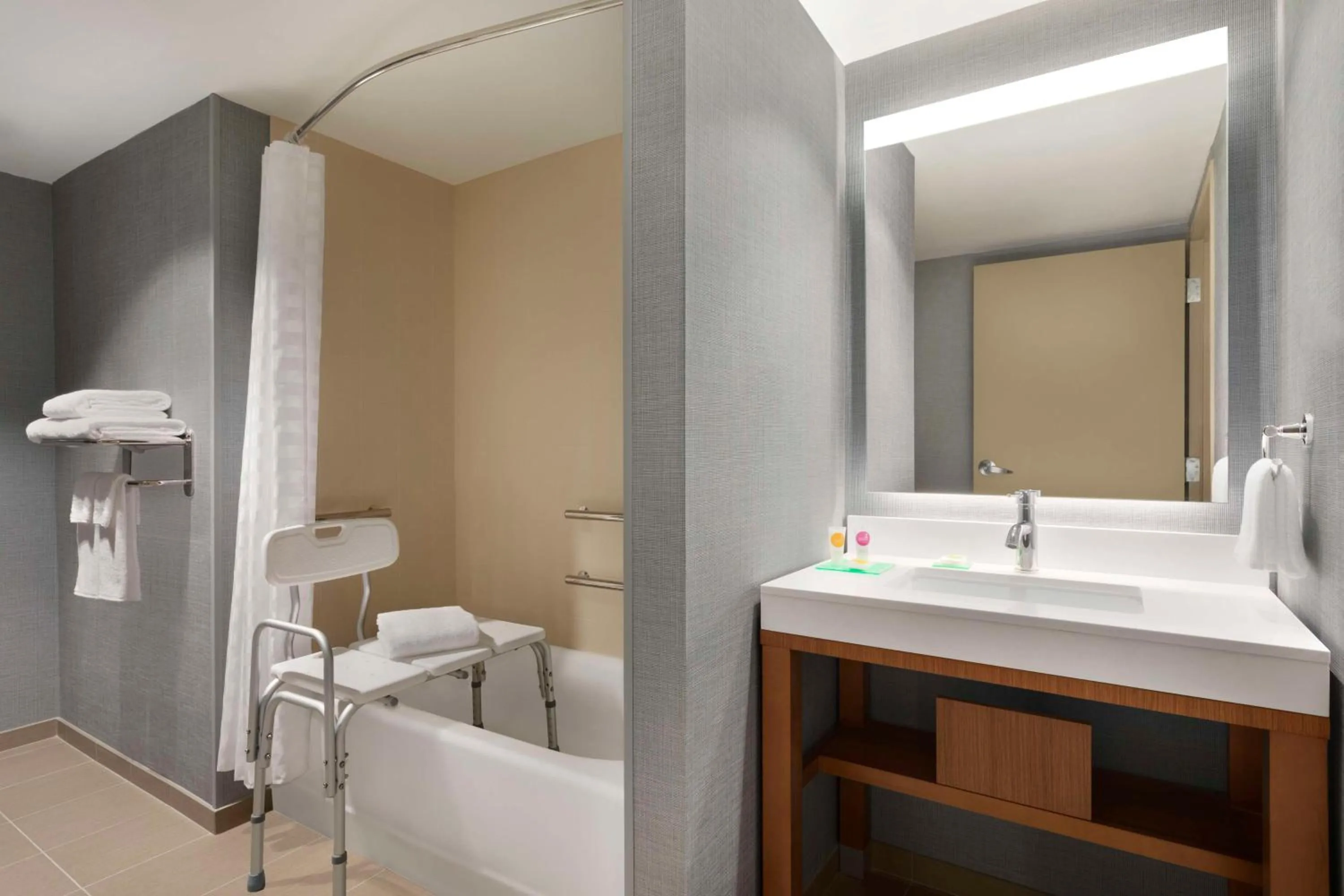 Bathroom in Hyatt Place Virginia Beach Town Center