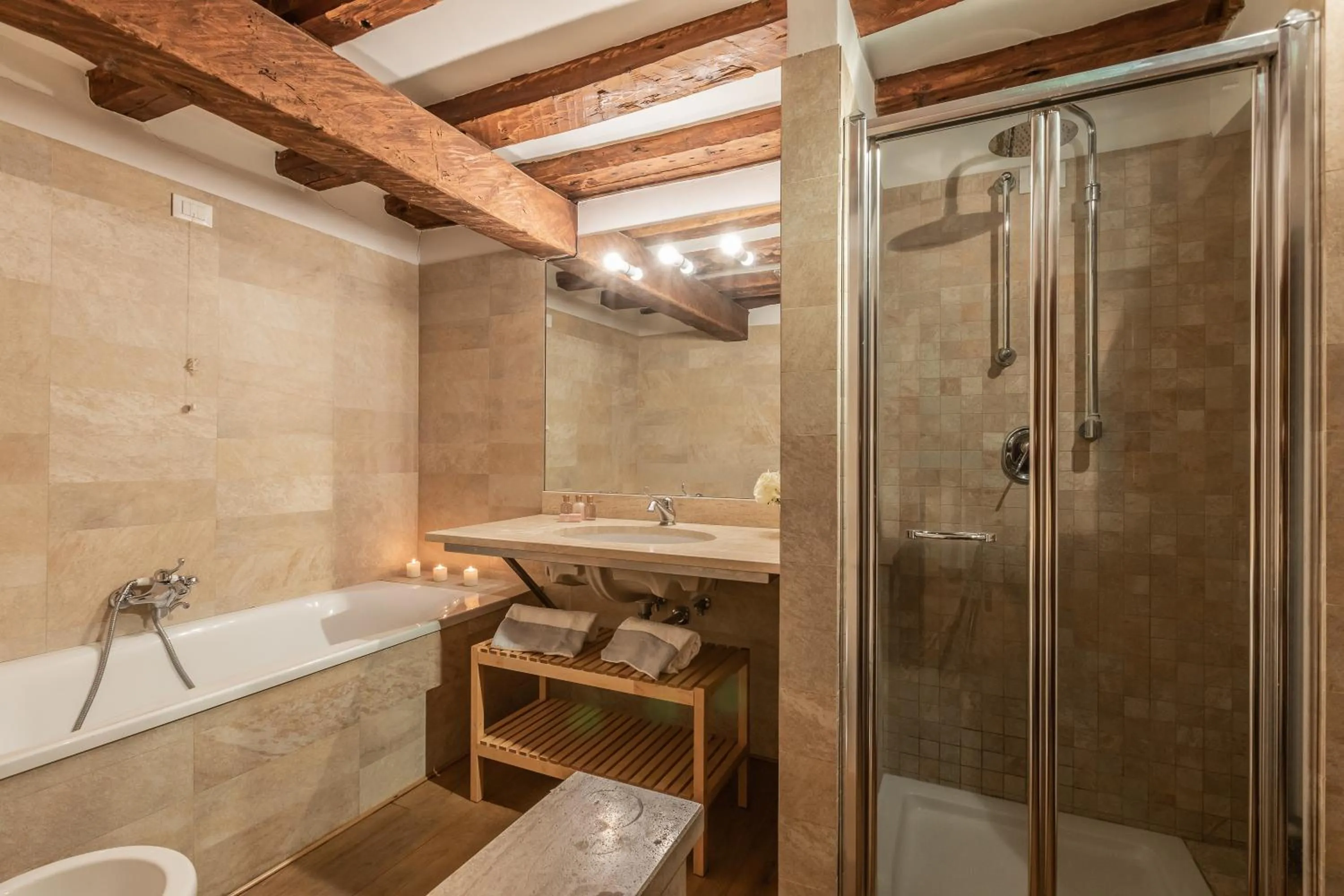 Shower in La Tana Cozy Apartment in Campo San Maurizio