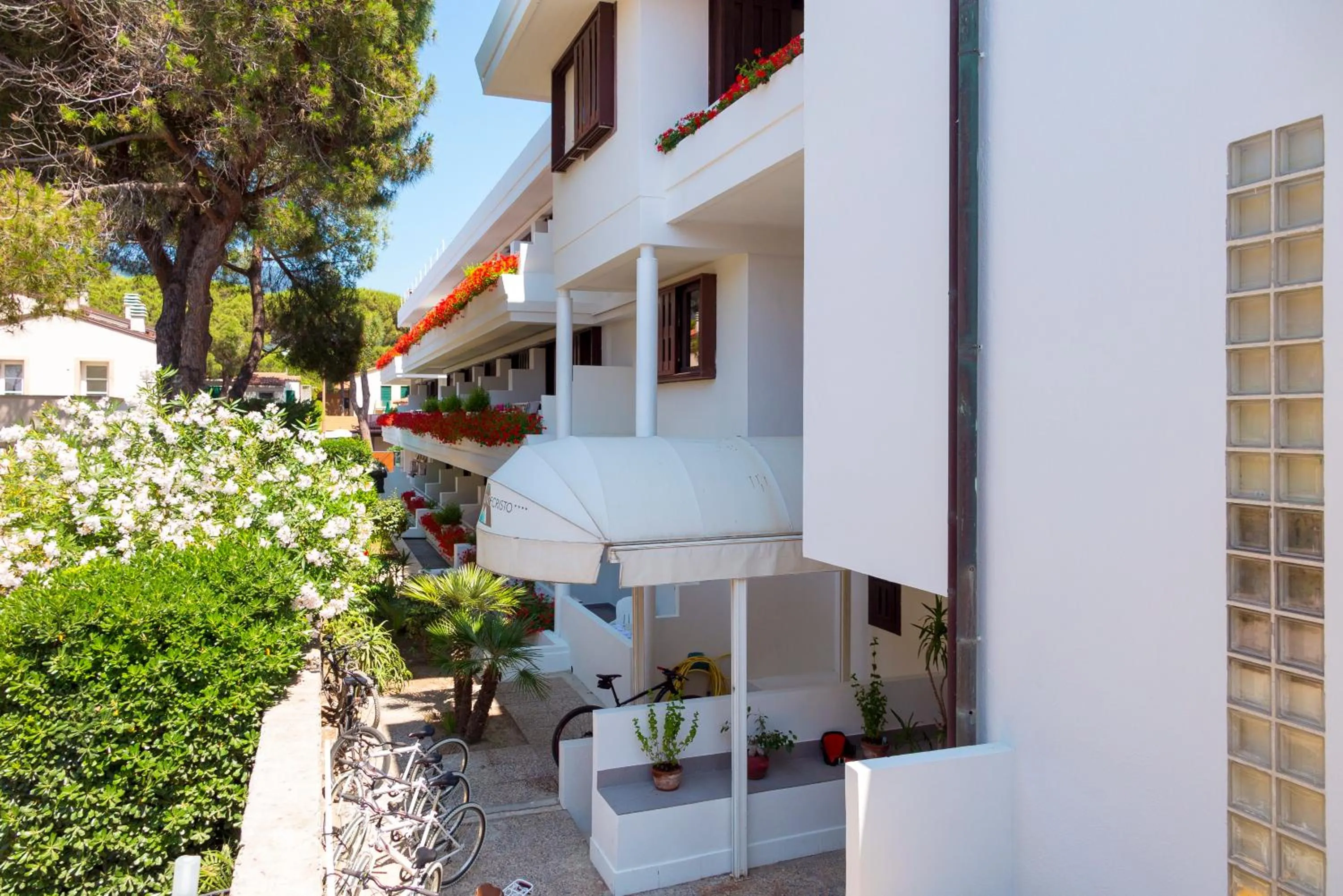 Facade/entrance in Hotel Montecristo