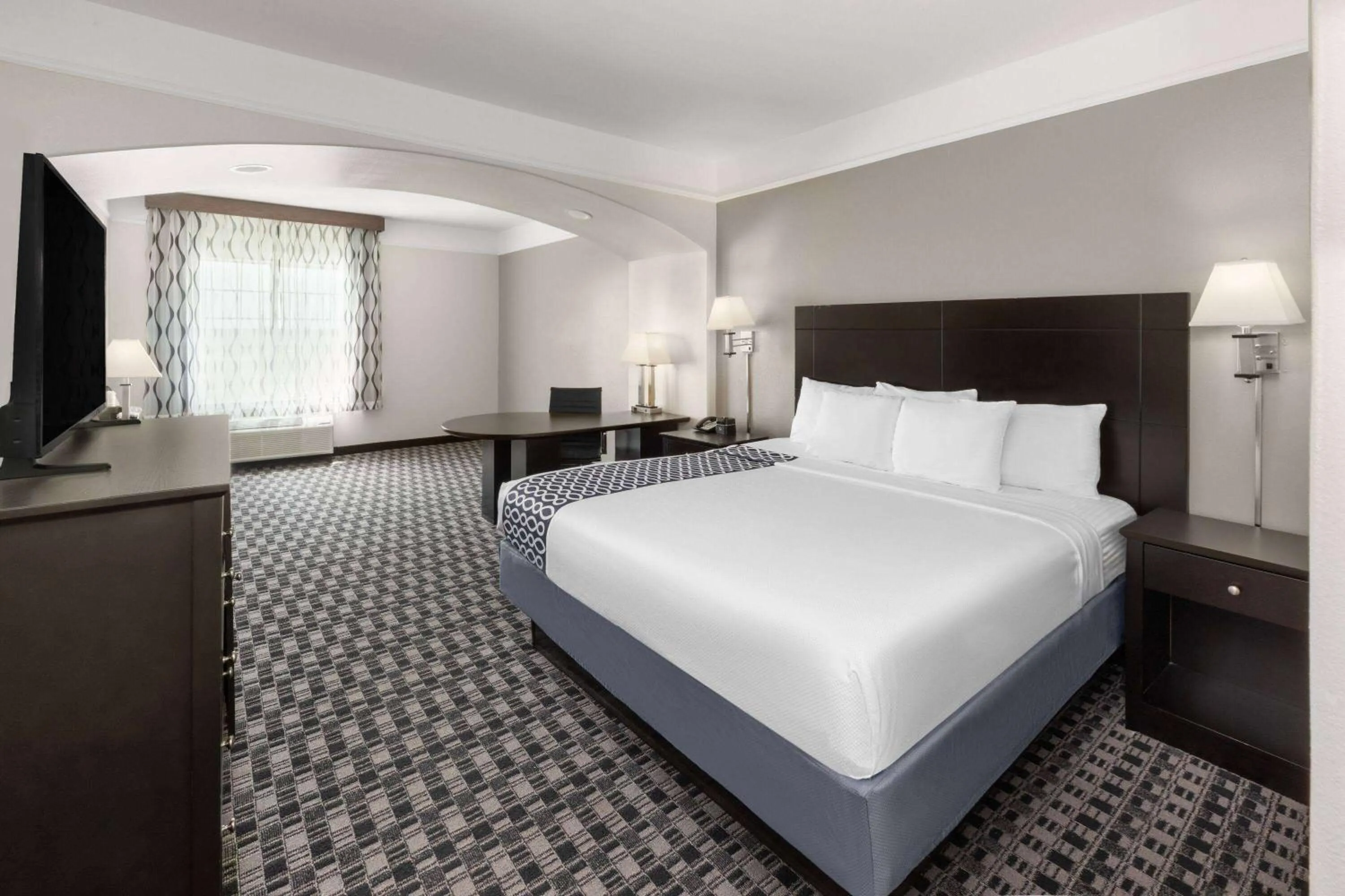 Photo of the whole room, Bed in La Quinta by Wyndham Deer Park