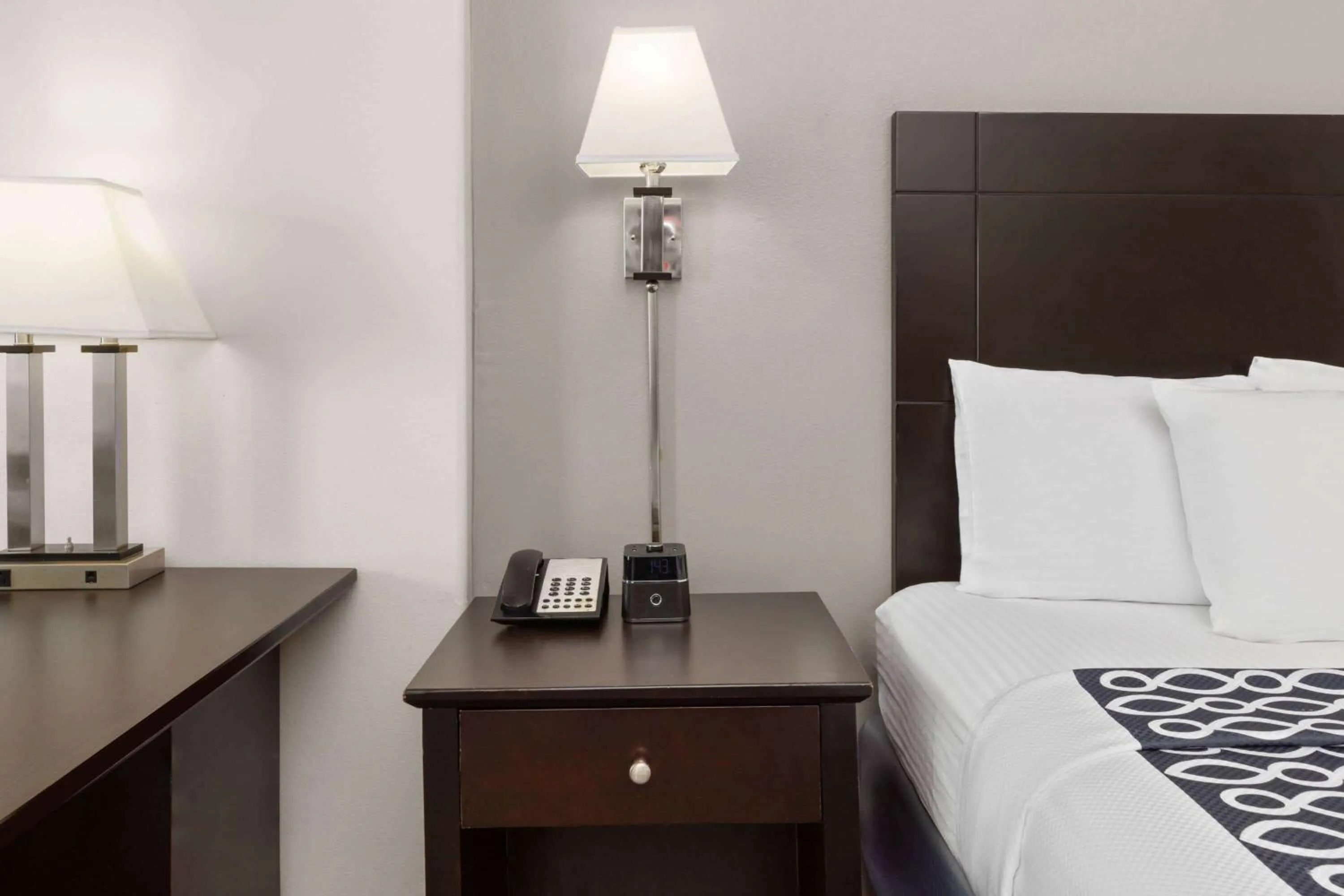 Photo of the whole room, Bed in La Quinta by Wyndham Deer Park