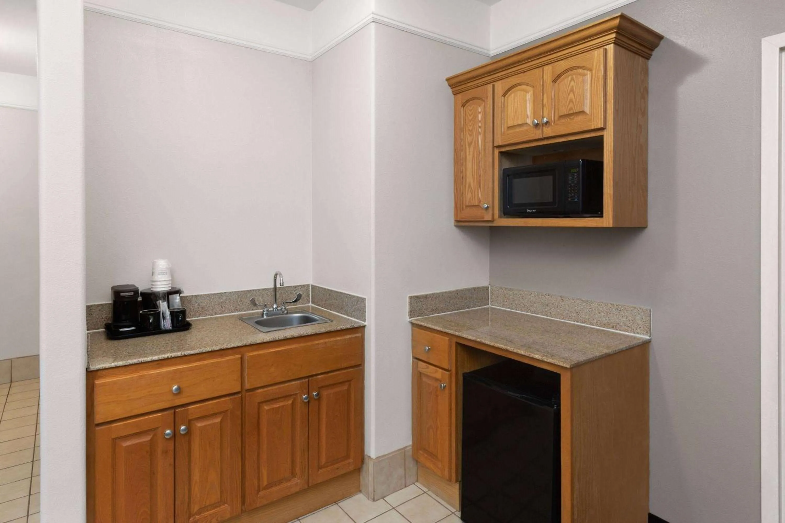 Photo of the whole room in La Quinta by Wyndham Deer Park