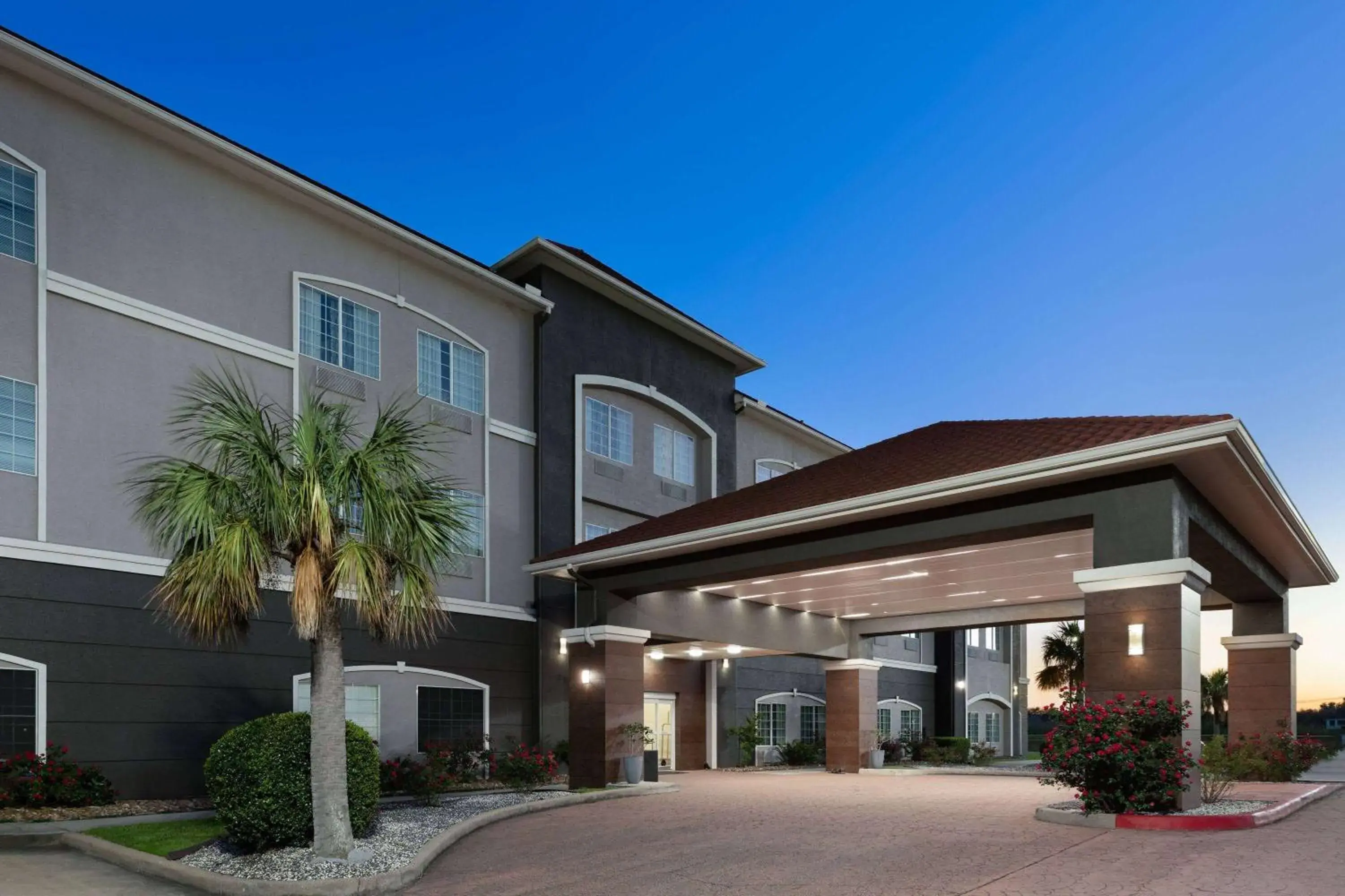 Property building in La Quinta by Wyndham Deer Park Property building in La Quinta by Wyndham Deer Park