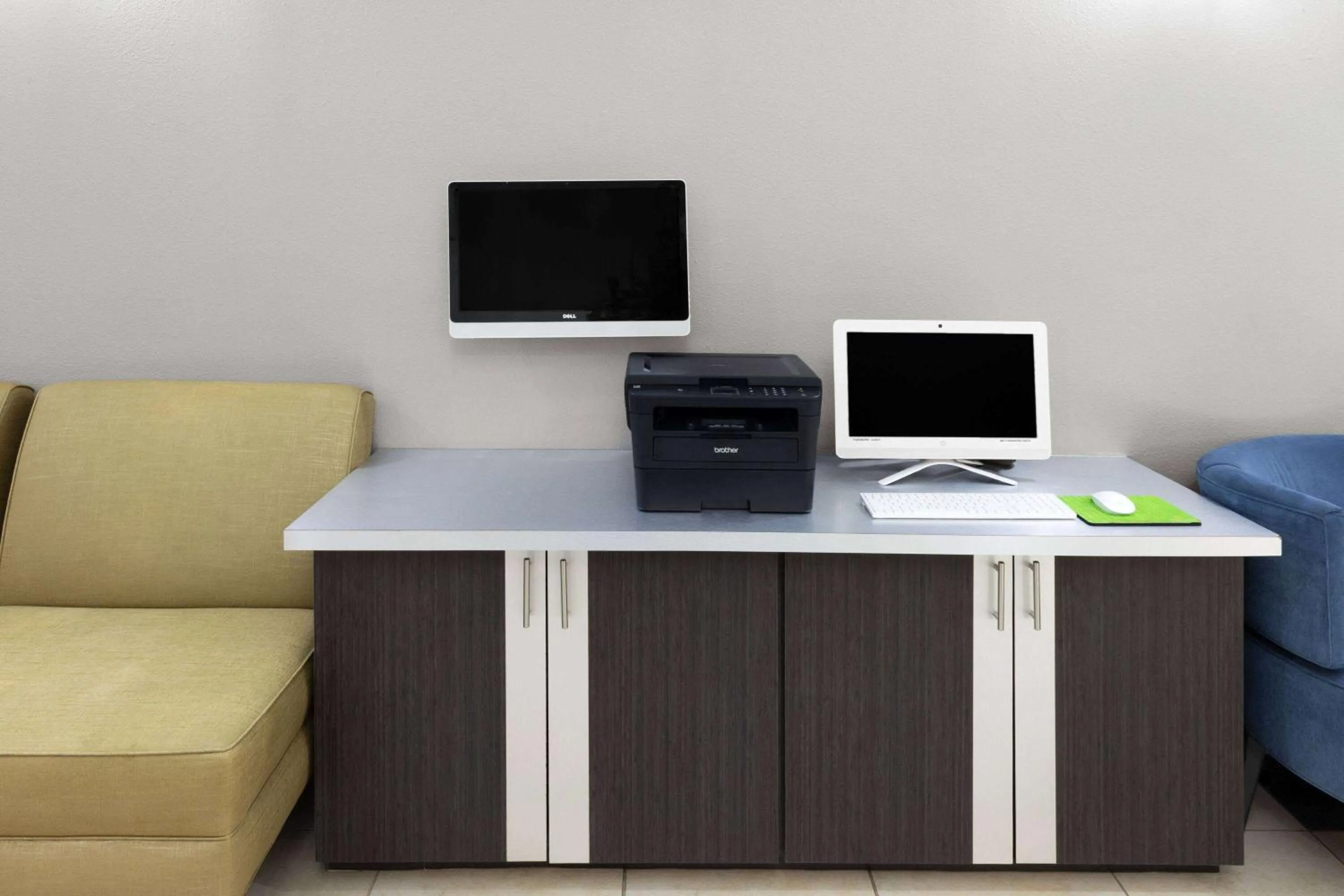 Business facilities in La Quinta by Wyndham Deer Park